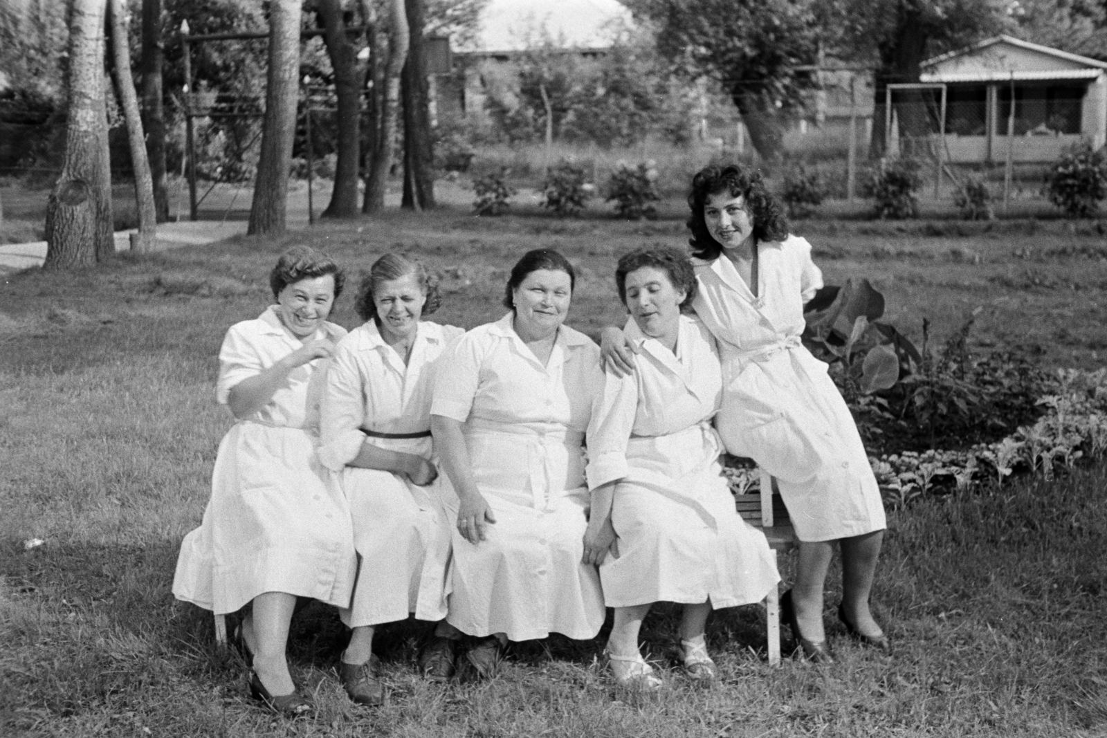 Magyarország, Balatonboglár, Szentmihályi út 15., a felvétel a Fővárosi 1. sz. Építőipari Vállalat Üdülőjében készült., 1960, Artfókusz, Fábián József, munkaruha, csoportkép, nők, Fortepan #278595