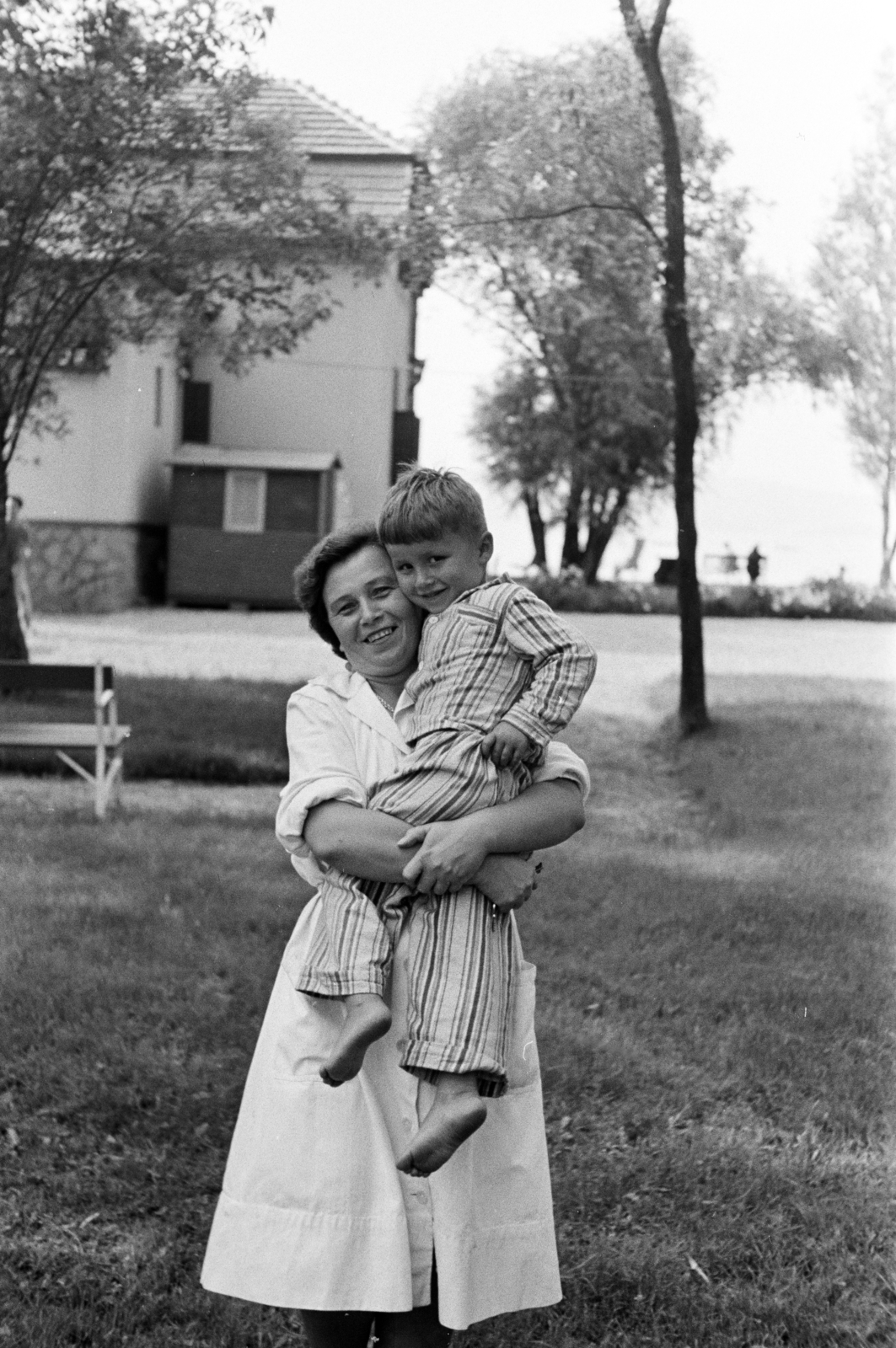 Magyarország, Balatonboglár, Szentmihályi út 15., a felvétel a Fővárosi 1. sz. Építőipari Vállalat Üdülőjében készült., 1960, Artfókusz, Fábián József, pizsama, kézben tartani, kisfiú, Fortepan #278596