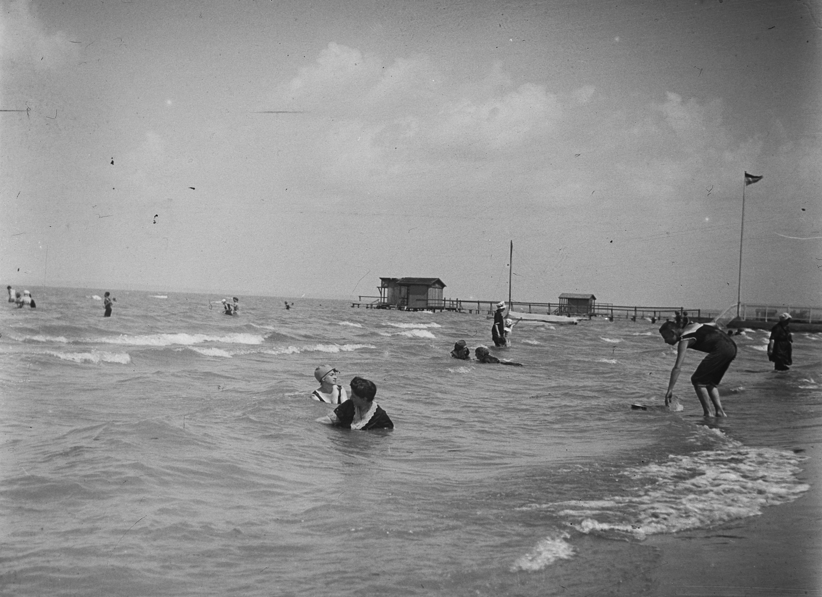 Magyarország,Balaton, Siófok, fövenyfürdő., 1917, Schoch Frigyes, szabadidő, zászló, víztükör, fürdőzés, nyár, stég, vízpart, faház, hullámzás, zászlórúd, Fortepan #27860