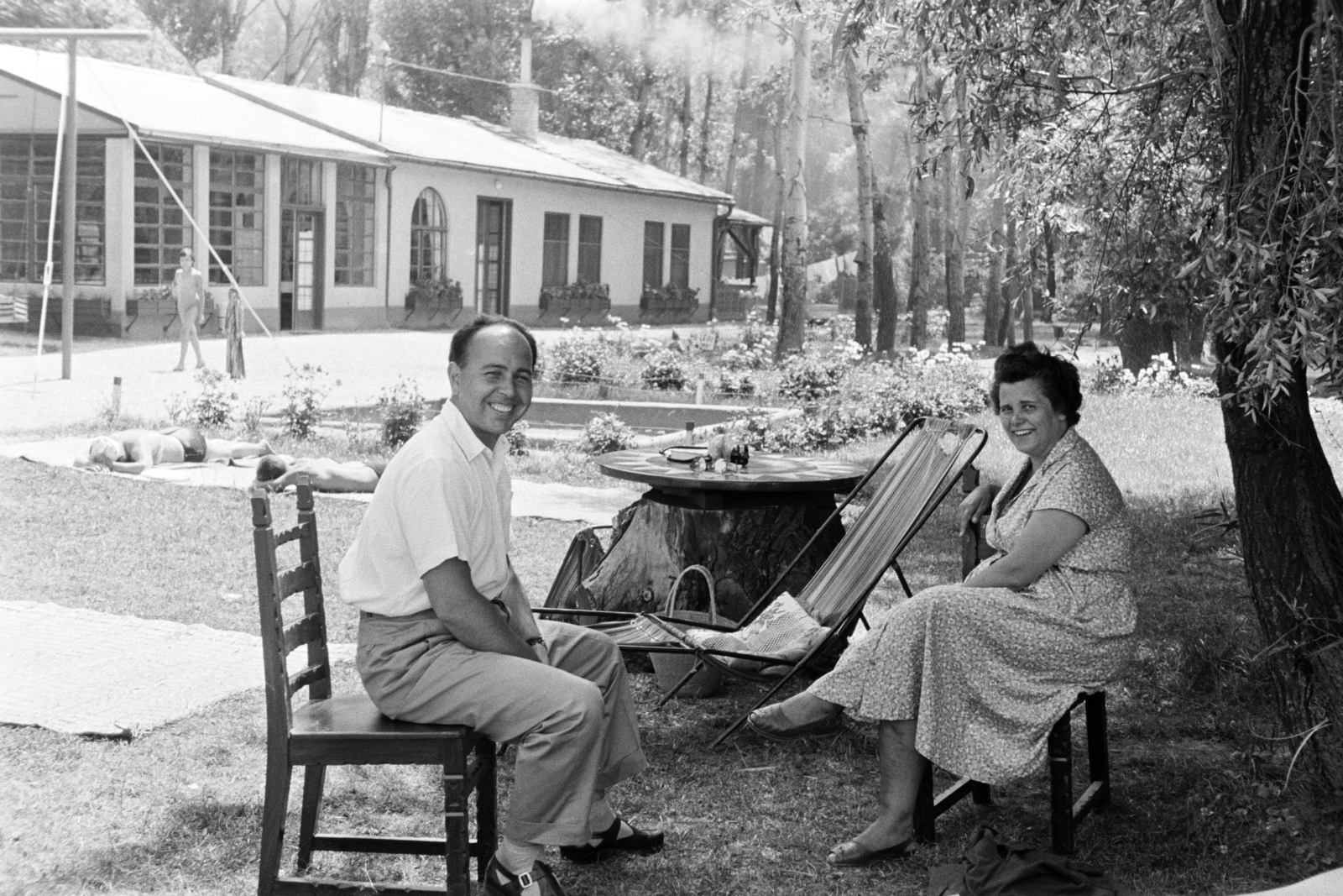 Magyarország, Balatonboglár, Szentmihályi út 15., a felvétel a Fővárosi 1. sz. Építőipari Vállalat Üdülőjében készült., 1960, Artfókusz, Fábián József, emberpár, pihenés, Fortepan #278605