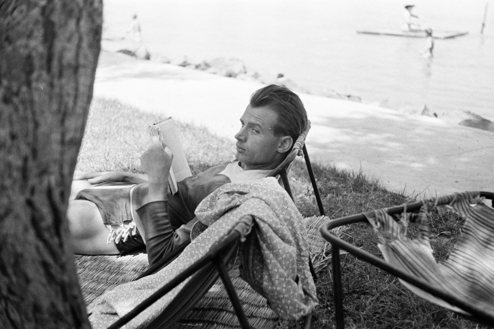 Magyarország, Balatonboglár, Szentmihályi út 15., a felvétel a Fővárosi 1. sz. Építőipari Vállalat Üdülőjében készült., 1960, Artfókusz, Fábián József, olvasás, fejtámasztás, Fortepan #278607