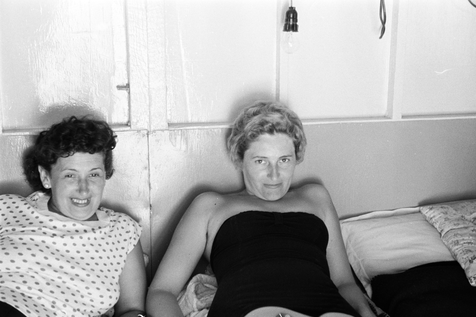 Magyarország, Balatonboglár, Szentmihályi út 15., a felvétel a Fővárosi 1. sz. Építőipari Vállalat Üdülőjében készült., 1960, Artfókusz, Fábián József, fürdőruha, nők, Fortepan #278609