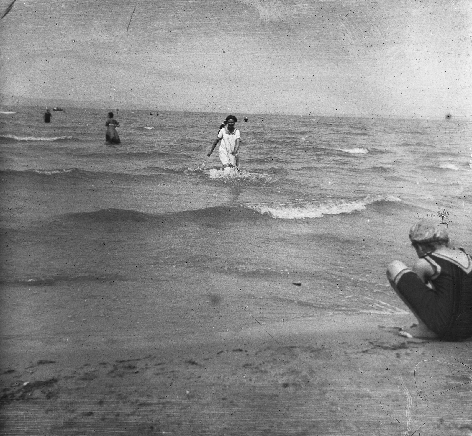 Hungary,Lake Balaton, Siófok, fövenyfürdő., 1917, Schoch Frigyes, free time, bathing suit, water surface, bathing, summer, shore, wave, Fortepan #27861