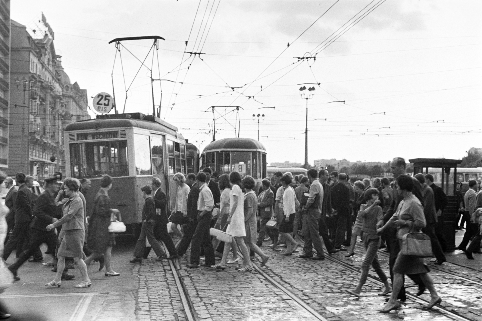 Poland, Warsaw, a mai Rondo Romana Dmowskiego (Aleje Jerozolimskie - ulica Marszalkowska kereszteződés), szemben az Aleje Jerozolimskie., 1968, Artfókusz, tram, accident, Fortepan #278614