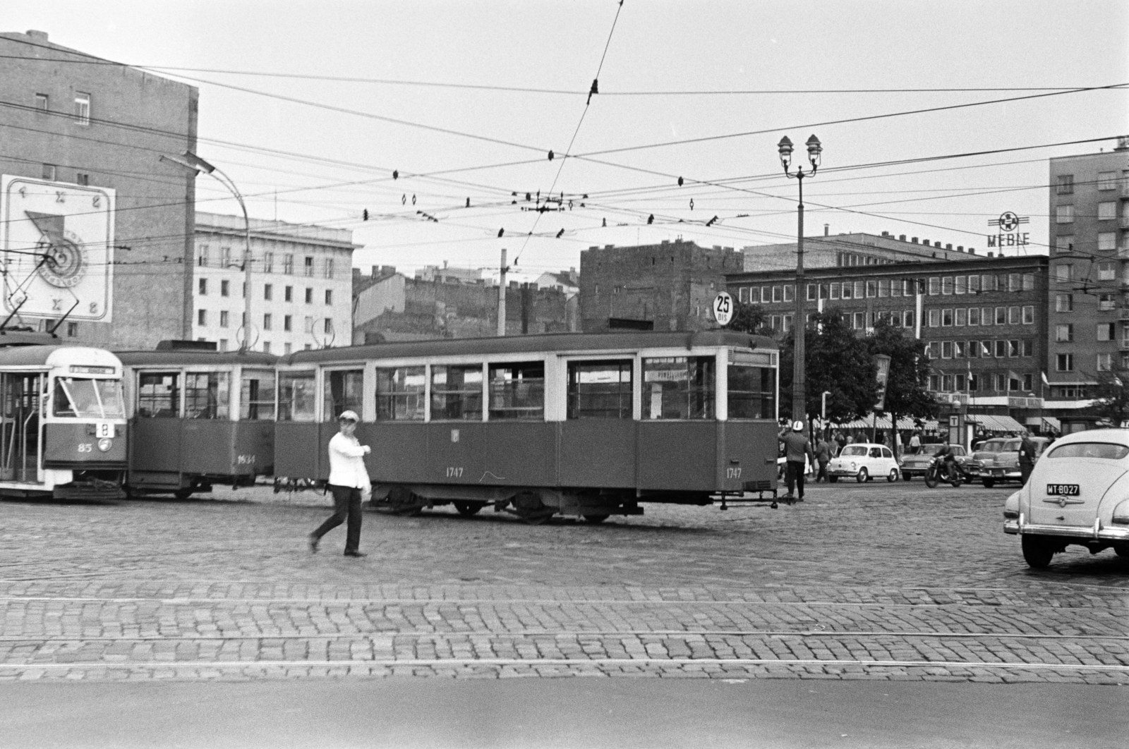 Lengyelország, Varsó, a mai Rondo Romana Dmowskiego (Aleje Jerozolimskie - ulica Marszalkowska kereszteződés), szemben az Aleje Jerozolimskie - ulica Marszalkowska sarok az ulica Nowogrodzka felé nézve., 1960, Artfókusz, Fábián József, viszonylatszám, villamos, Fortepan #278619