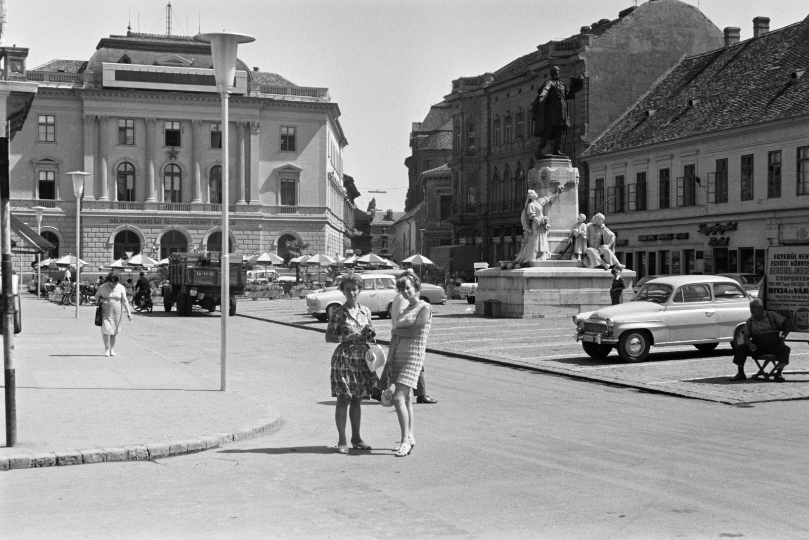 Hungary, Szeged, Klauzál tér, előtérben Kossuth Lajos szobra (Róna József, 1902.), mögötte a Virág cukrászda terasza. Háttérben az egykori Európa Szálló., 1969, Artfókusz, Fortepan #278624