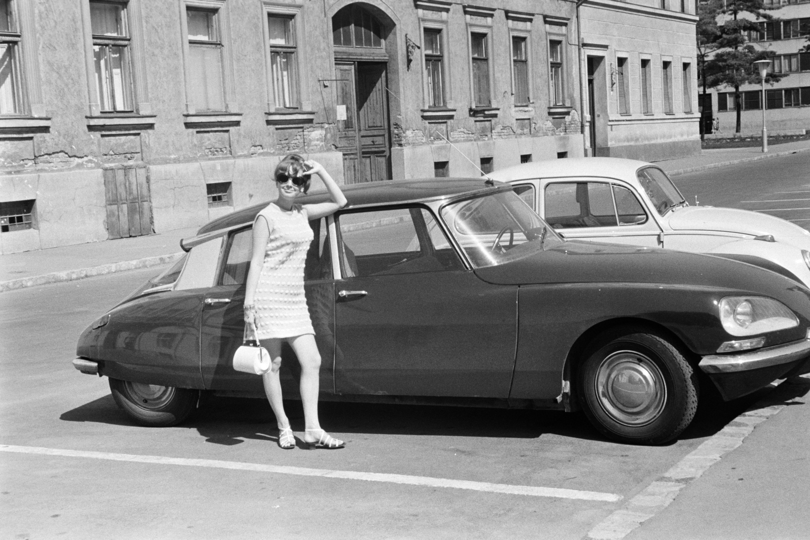 Hungary, Szeged, Somogyi utca, a felvétel a Dóm térnél a Fogadalmi templom mögött készült., 1969, Artfókusz, girls'n'cars, Volkswagen Beetle, Fortepan #278625