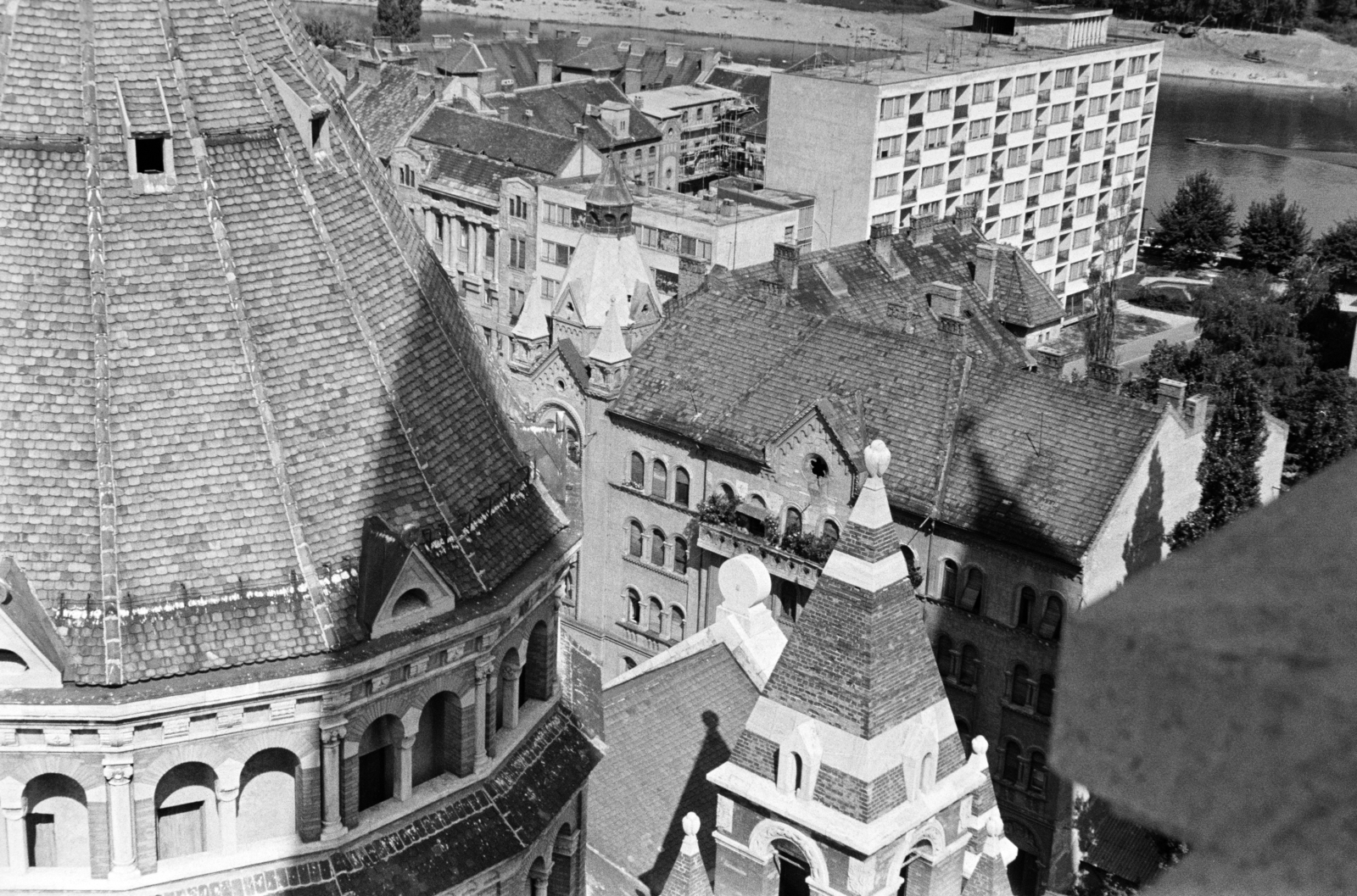 Hungary, Szeged, kilátás a Fogadalmi templom tornyából. Jobbra kimagaslik a Sellő ház a Somogyi utcában. Háttérben a Tisza., 1969, Artfókusz, Fortepan #278626