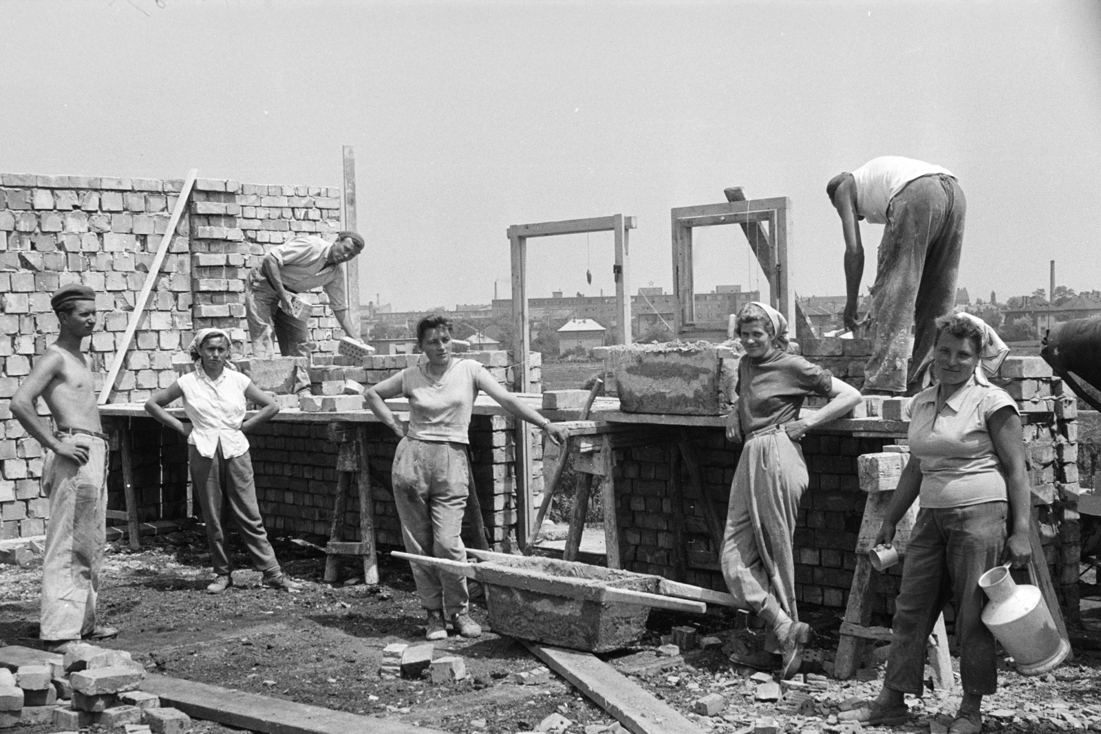Hungary, Budapest XIV., Emília utca, a felvétel a 18/a-b számú ház építkezésén készült, középen a háttérben a Danuvia Gépgyár épülete az Angol utcában., 1961, Artfókusz, akimbo, relaxation, women, construction, can, mortar box, Budapest, Fortepan #278627