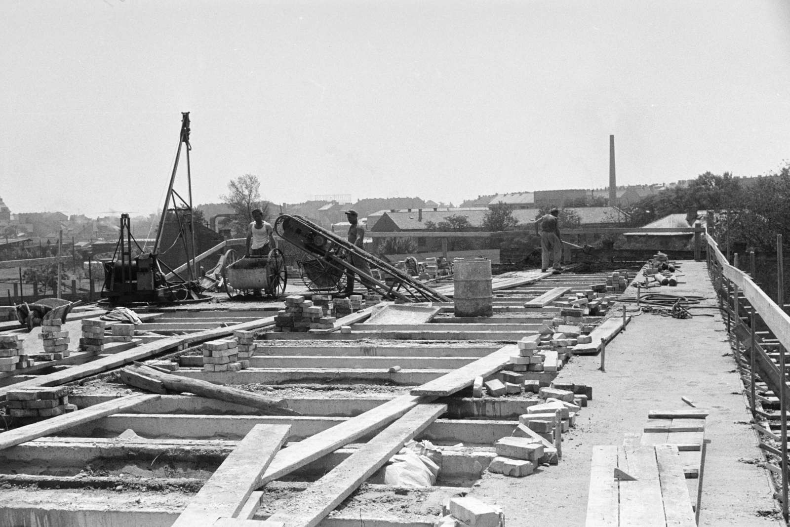 Hungary, Budapest XIV., Emília utca, a felvétel a 18/a-b számú ház építkezésén készült. Háttérben az Egressy út környéki házak láthatók., 1961, Artfókusz, construction, Budapest, Fortepan #278630