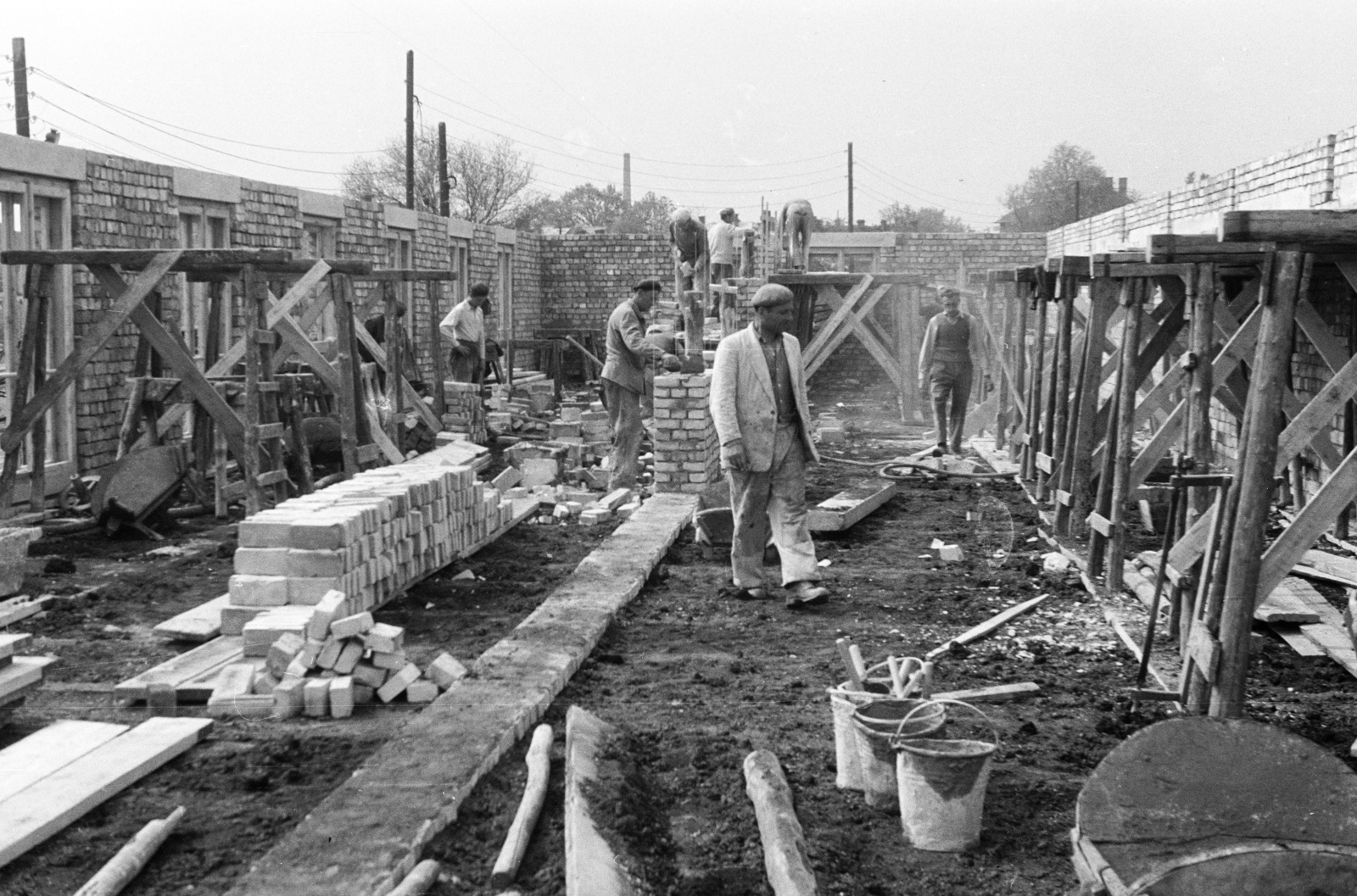 Hungary, Budapest XIV., a felvétel az Újvilág utca 19/a-b és az Emília utca 18/a-b számú ház építkezésén készült., 1960, Artfókusz, Budapest, Fortepan #278639