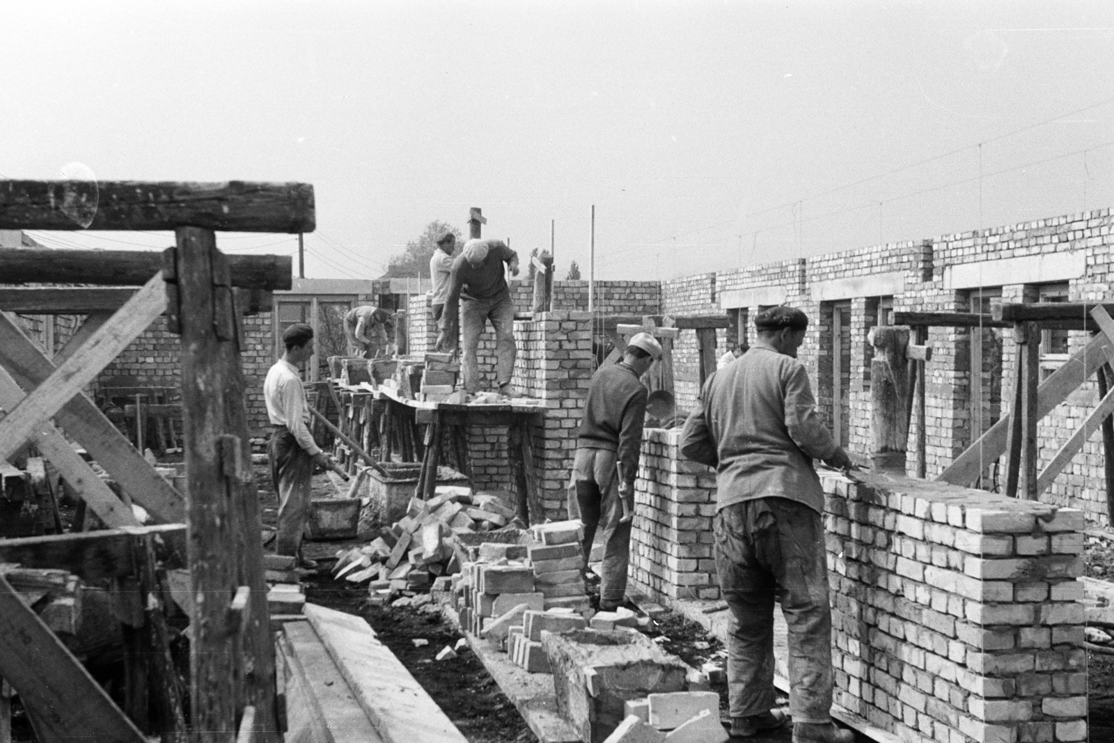 Magyarország, Budapest XIV., a felvétel az Újvilág utca 19/a-b és az Emília utca 18/a-b számú ház építkezésén készült., 1960, Artfókusz, Fábián József, Budapest, Fortepan #278640