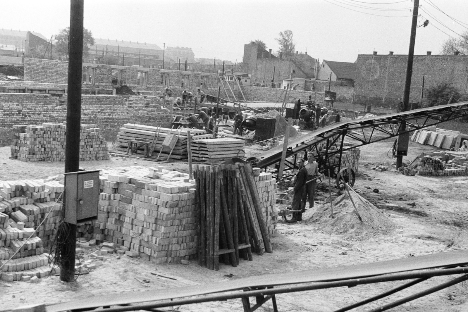 Hungary, Budapest XIV., a felvétel az Újvilág utca 19/a-b és az Emília utca 18/a-b számú ház építkezésén készült. Távolabb az Egressy út és a Törökőr utca környéki épületek látszanak., 1960, Artfókusz, Budapest, Fortepan #278642