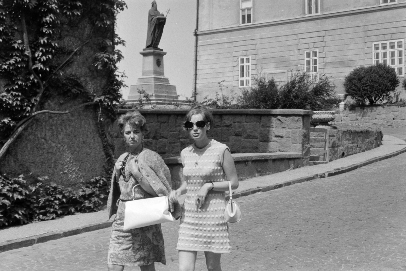 Magyarország, Pannonhalma, a Pannonhalmi Bencés Főapátság udvara, háttérben Szent Asztrik szobra., 1969, Artfókusz, Fábián József, Fortepan #278664