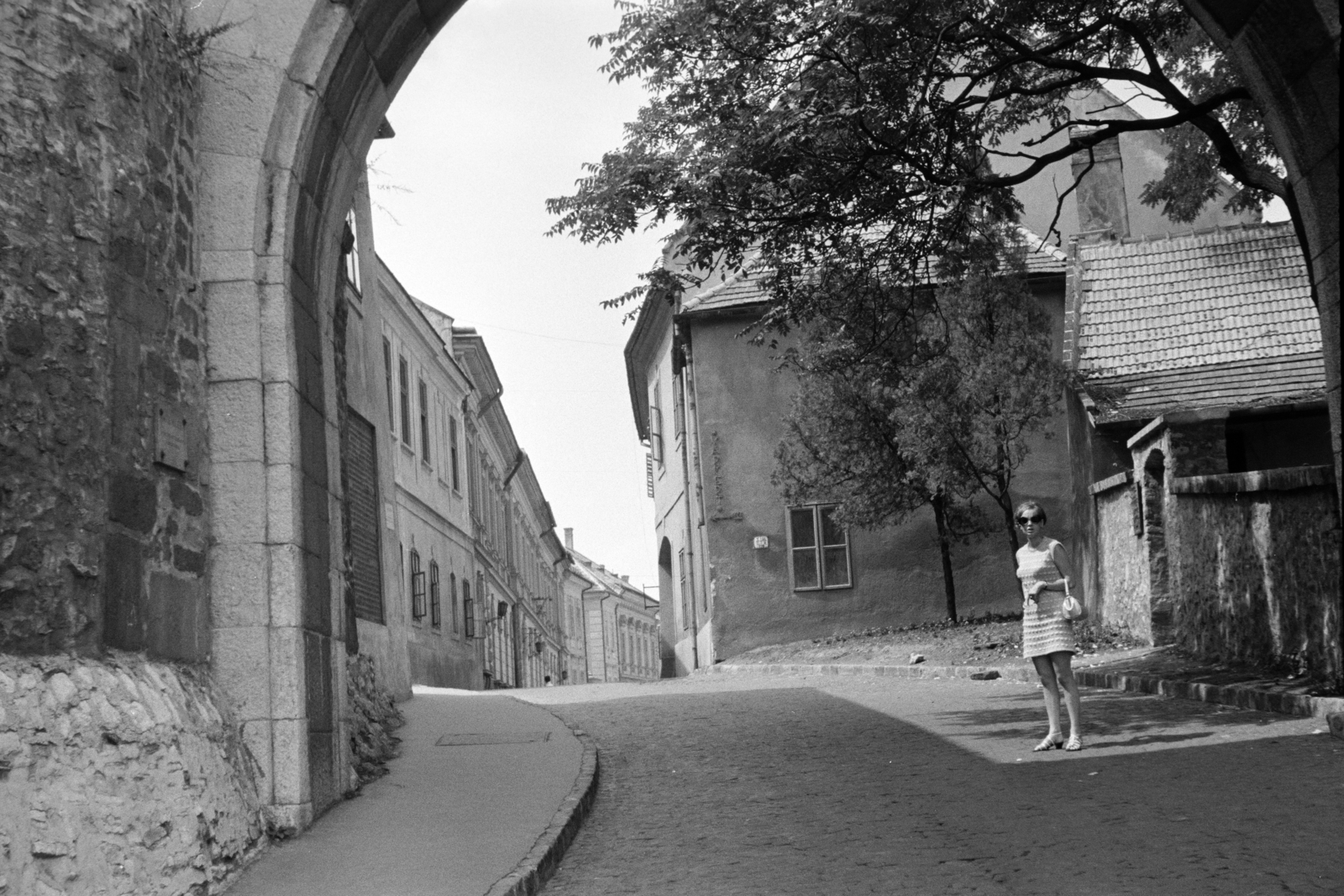 Magyarország, Veszprém, Vár (Tolbuhin) utca a Hősök Kapujánál., 1969, Artfókusz, Fábián József, Fortepan #278665