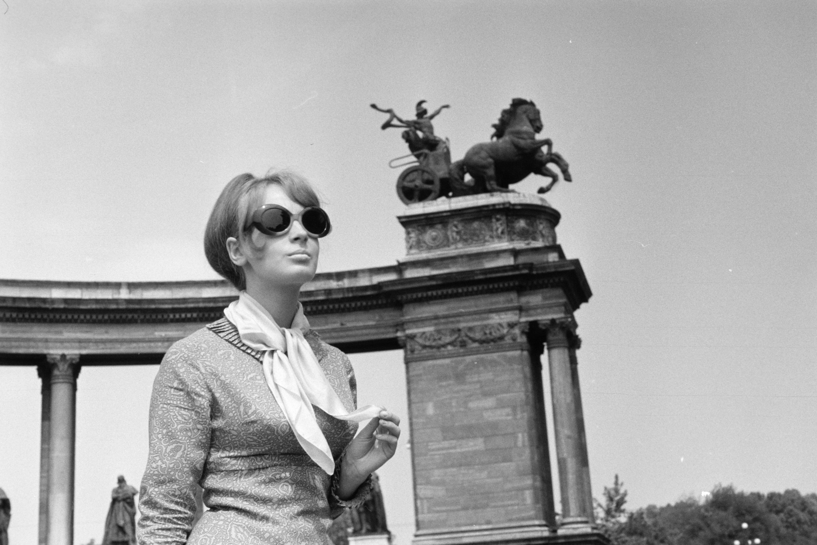 Hungary, Budapest XIV., Hősök tere, háttérben a Millenniumi emlékmű Háború című szoba (Zala György, 1906)., 1969, Artfókusz, Budapest, Fortepan #278669