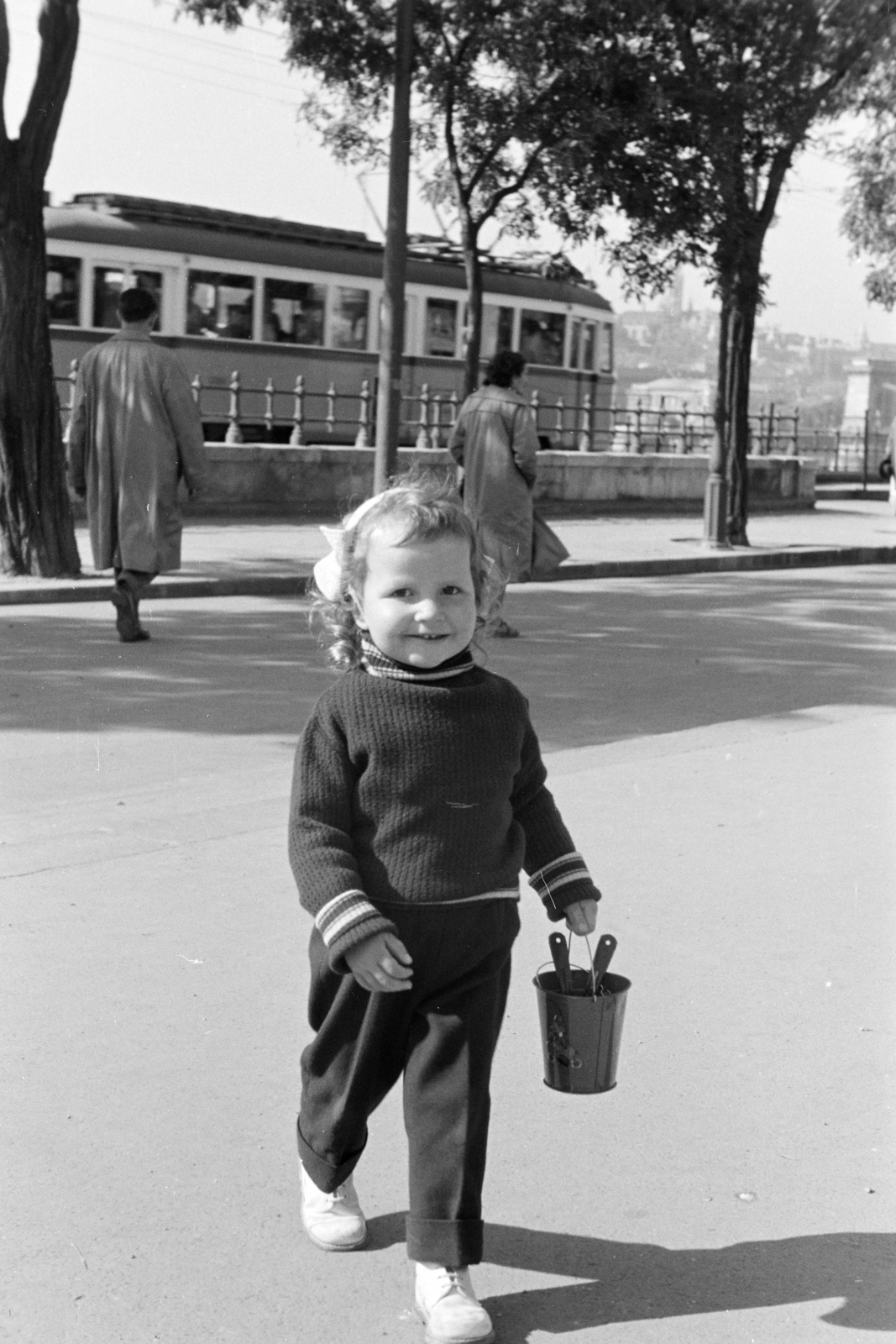 Magyarország, Budapest V., Dunakorzó, jobbra a háttérben a Széchenyi Lánchíd részlete látható., 1959, Artfókusz, Fábián József, villamos, kislány, Budapest, Fortepan #278679