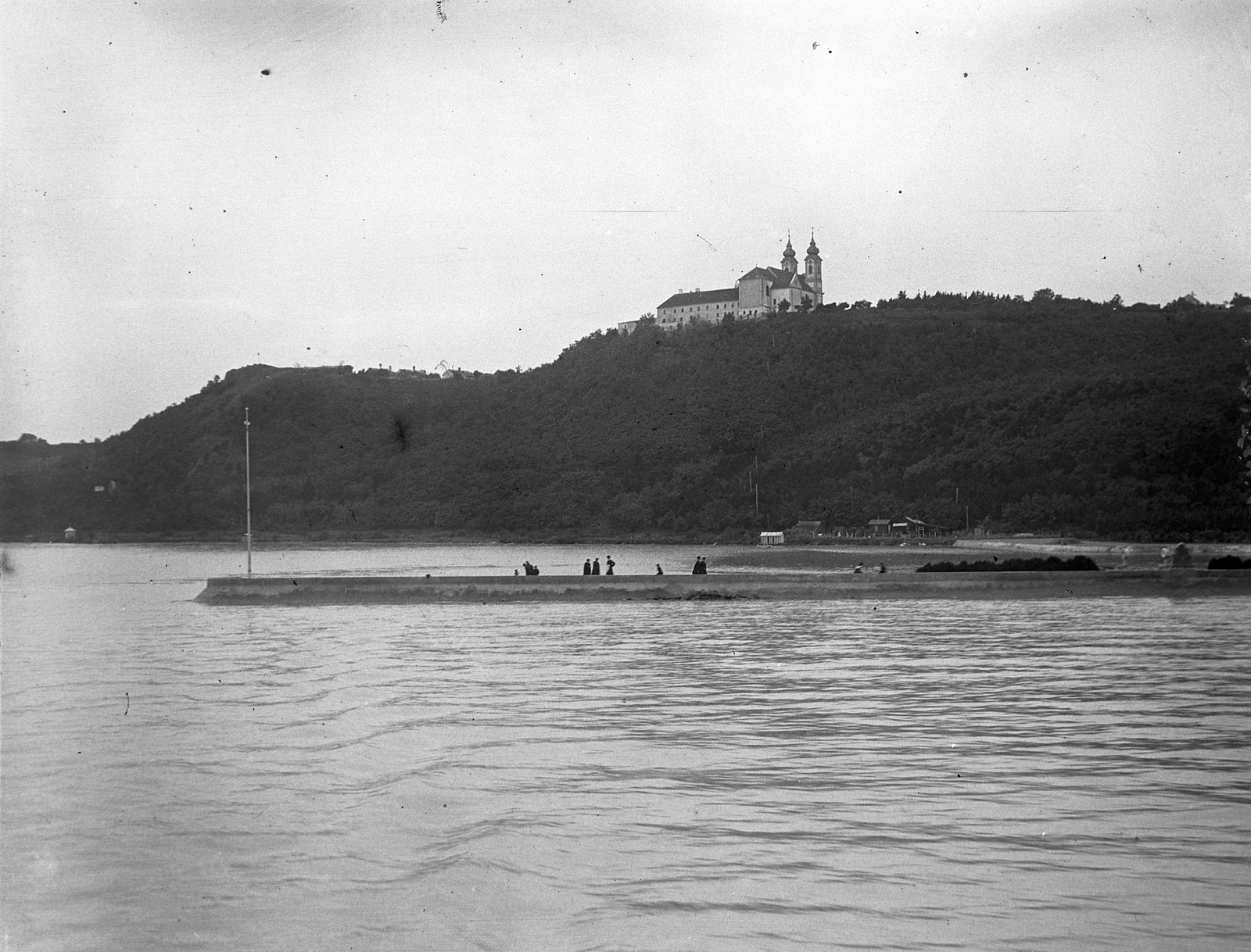 Hungary,Lake Balaton, Tihany, a kikötő mólója, fent a Bencés Apátság., 1917, Schoch Frigyes, church, water surface, port, shore, hillside, abbey, Fortepan #27868