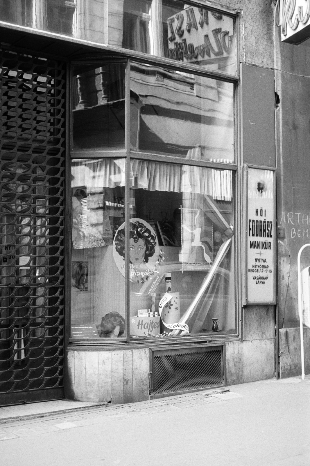 Hungary, Budapest V., Párizsi utca 4., Budapesti Állami Fodrászat, női fodrászat és manikűr., 1973, Artfókusz, hairdresser, 1st of May parade, Budapest, Fortepan #278704