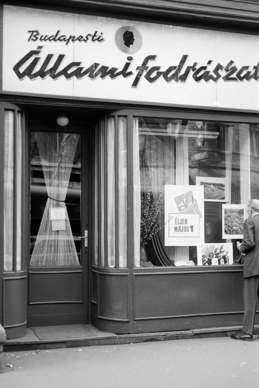 Magyarország, Budapest VI., Andrássy út (Népköztársaság útja) 38., a Budapesti Állami Fodrászat férfi fodrászata., 1973, Artfókusz, Fábián József, fodrászat, május 1, Budapest, Fortepan #278706