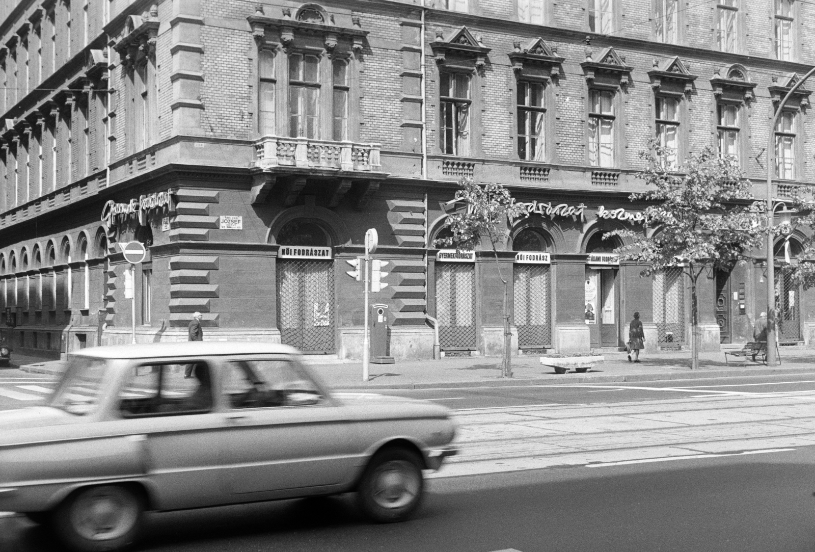 Magyarország, Budapest VIII., József körút, szemben a 69. számú házban a Budapesti Állami Fodrászat női és gyermek fodrászata, balra a Pál utca., 1973, Artfókusz, Fábián József, Zaporozsec-márka, fodrászat, Budapest, Fortepan #278707