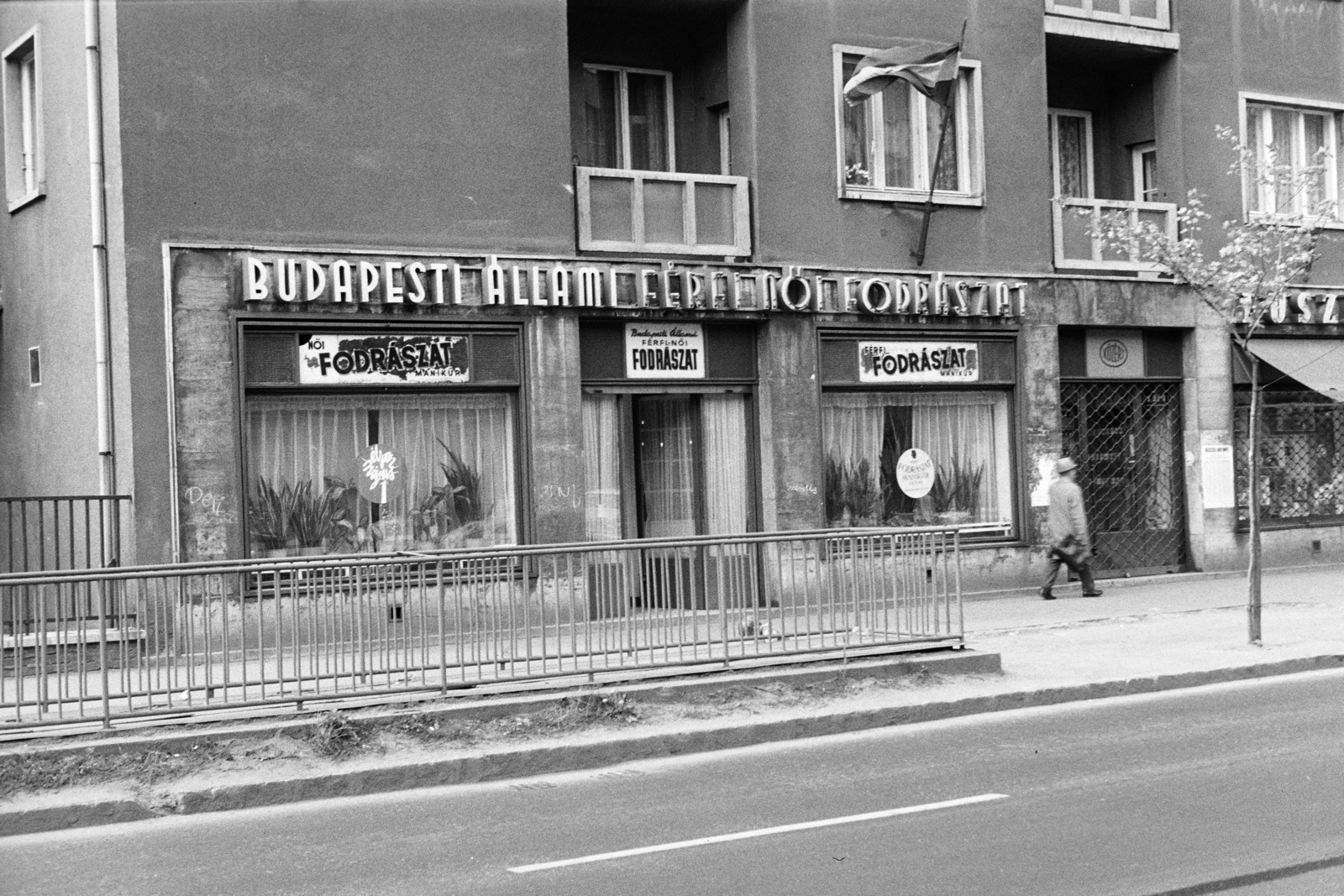 Magyarország, Budapest XI., Bocskai út 12., Budapesti Állami Fodrászat, férfi - női fodrászat és manikür., 1973, Artfókusz, Fábián József, Budapest, fodrászat, Fortepan #278714