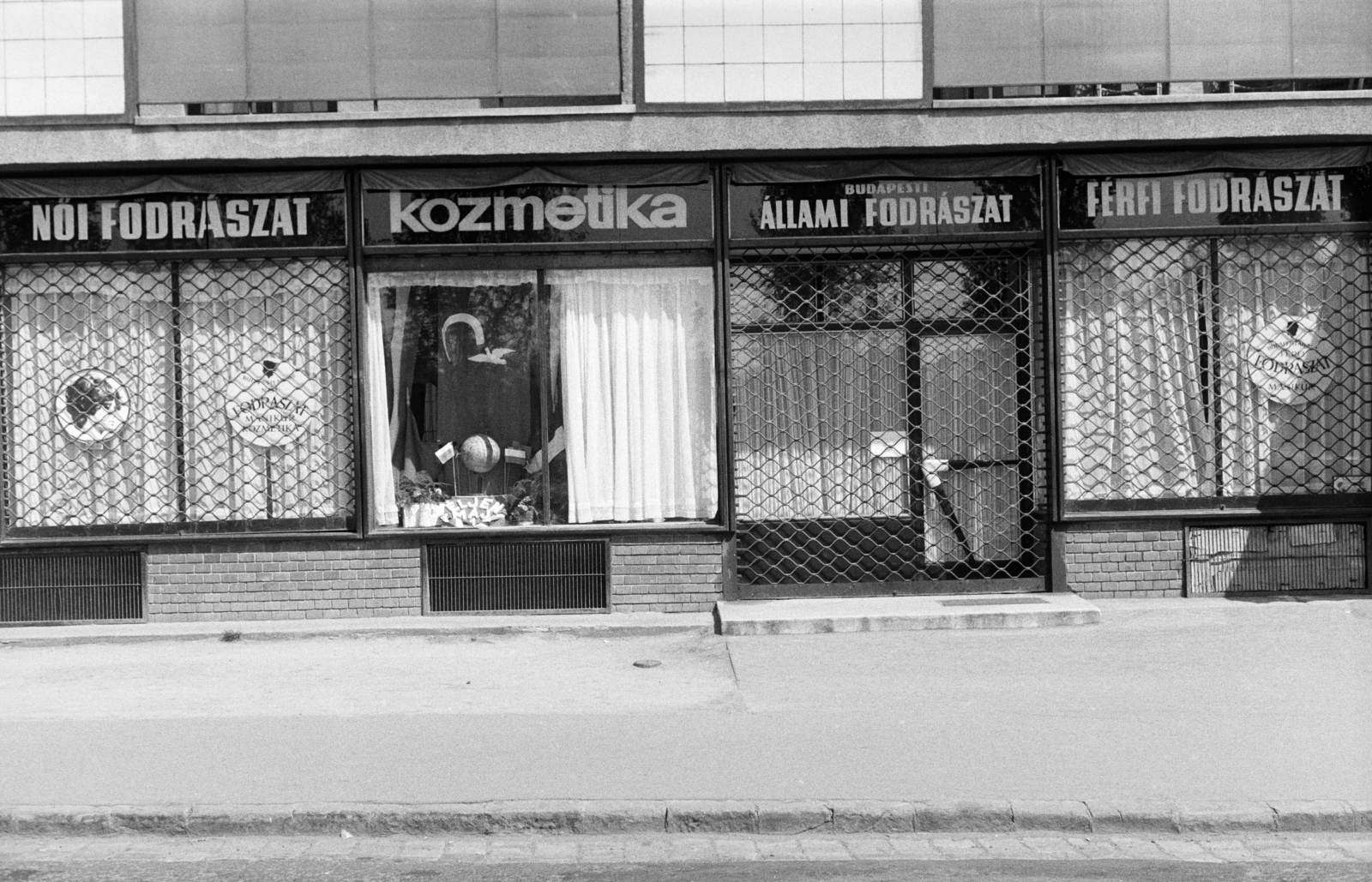 Hungary, Budapest XII., Csörsz utca 23-25., a Budapest Állami Fodrászat női és férfi fodrászata., 1973, Artfókusz, hairdresser, cosmetics, Budapest, Fortepan #278719