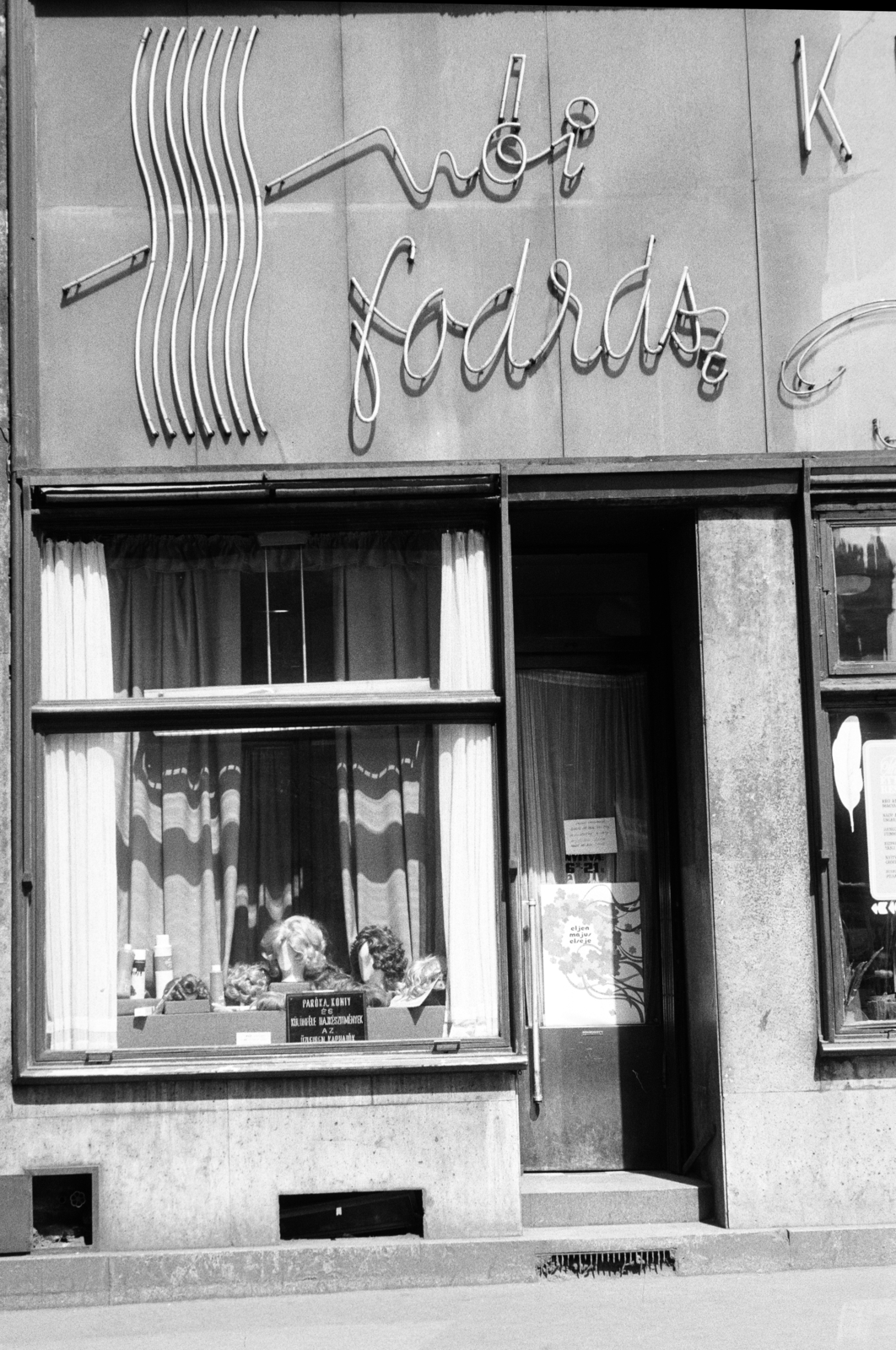 Hungary, Budapest V., Petőfi Sándor utca 1., a Budapesti Állami Fodrászat 1-es számú üzlete., 1973, Artfókusz, hairdresser, Budapest, Fortepan #278727