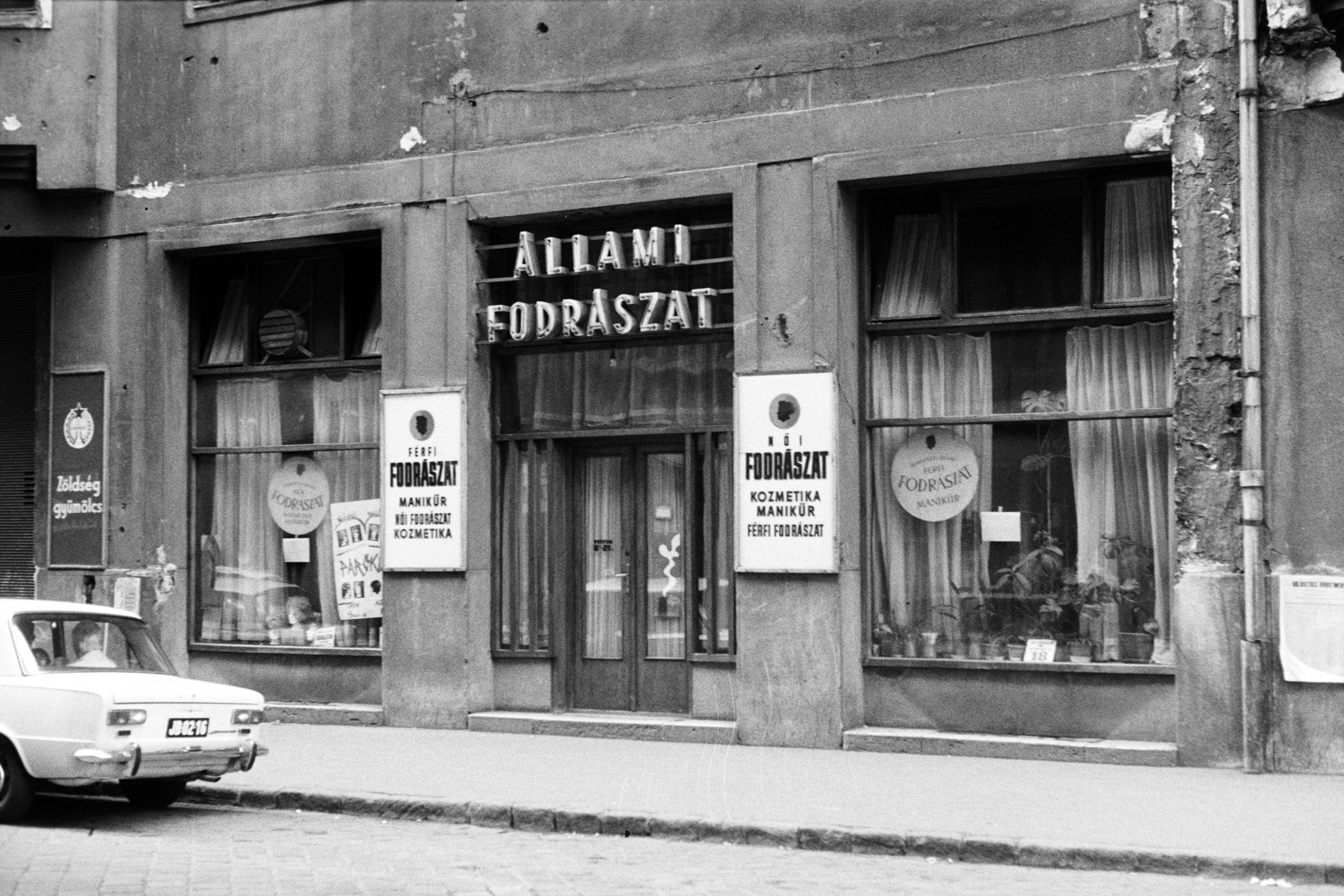 Hungary, Budapest V., Honvéd utca 18., Budapesti Állami Fodrászat, női-férfi fodrászat, kozmetika, manikűr., 1973, Artfókusz, hairdresser, Budapest, Fortepan #278728