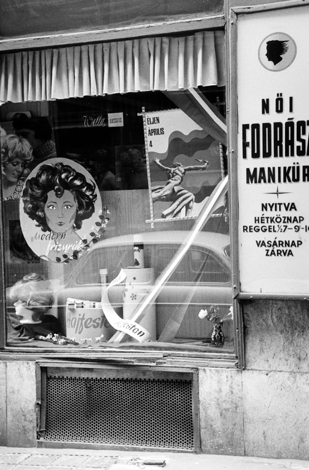Magyarország, Budapest V., Párizsi utca 4., Budapesti Állami Fodrászat, női fodrászat és manikűr., 1973, Artfókusz, Fábián József, fodrászat, Budapest, Fortepan #278729