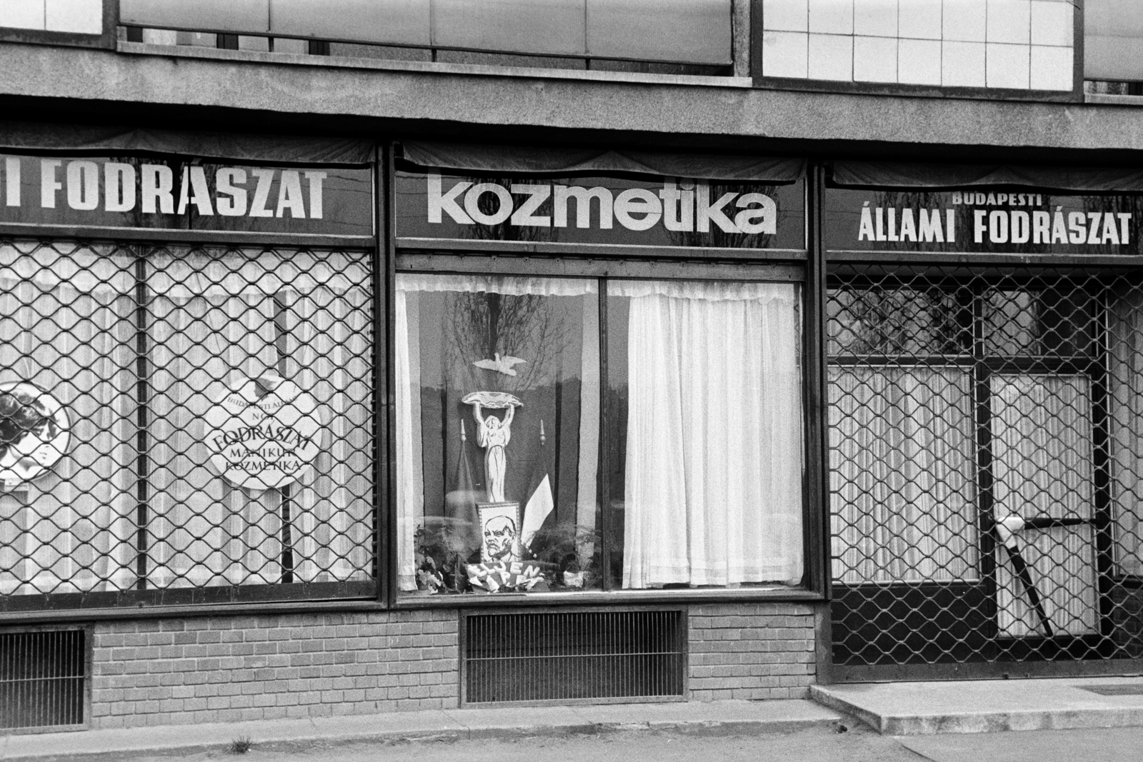 Hungary, Budapest XII., Csörsz utca 23-25., a Budapest Állami Fodrászat női és férfi fodrászata., 1973, Artfókusz, hairdresser, cosmetics, Budapest, Fortepan #278731