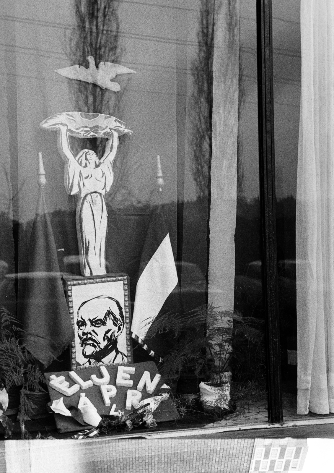 Magyarország, Budapest XII., Csörsz utca 23-25., a Budapest Állami Fodrászat női és férfi fodrászata., 1973, Artfókusz, Fábián József, kirakat, politikai dekoráció, Budapest, Fortepan #278732
