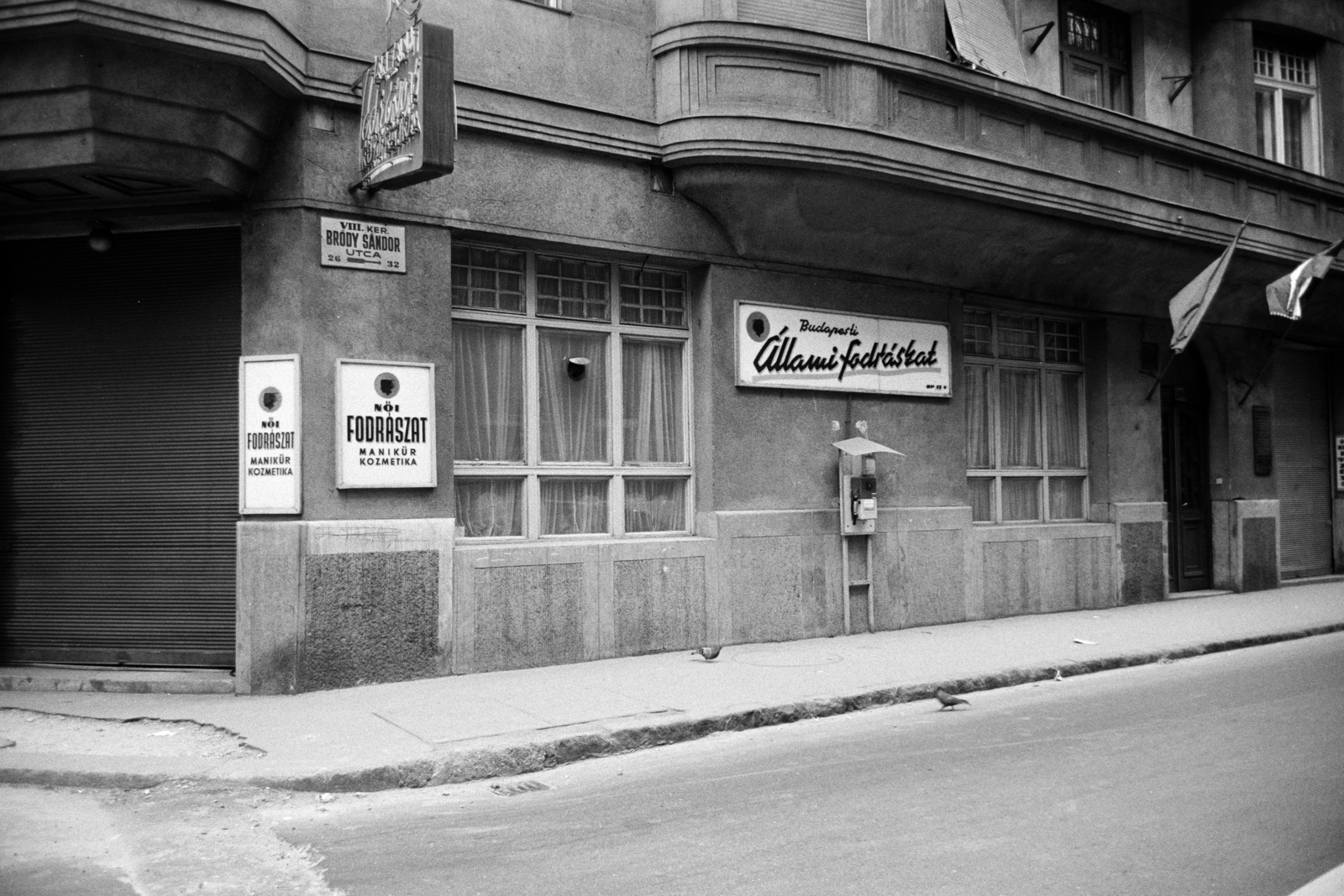 Hungary, Budapest VIII., Bródy Sándor utca 26., Budapesti Állami Fodrászat, női fodrászat, kozmetika és manikür. Balra a Szentkirályi utca., 1973, Artfókusz, hairdresser, Budapest, Fortepan #278734