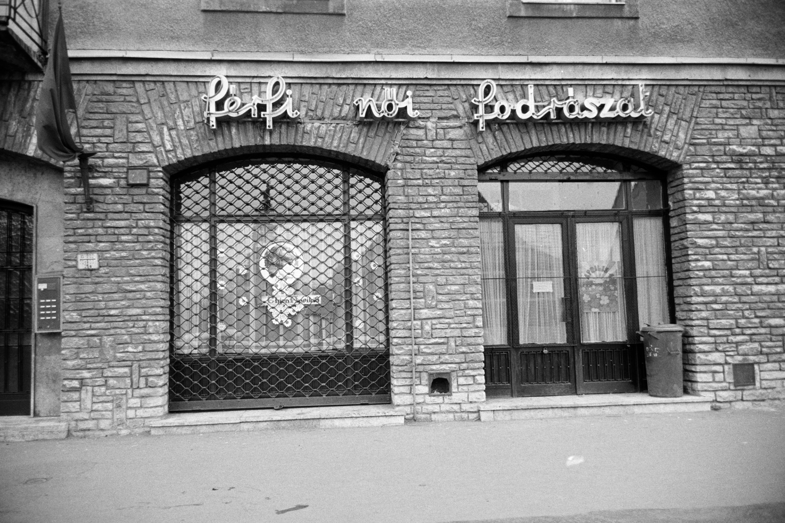 Hungary, Budapest XIV., Bolgárkertész (Martos Flóra) utca 25., a Budapesti Állami Fodrászat férfi és női fodrászata., 1973, Artfókusz, hairdresser, Budapest, Fortepan #278737
