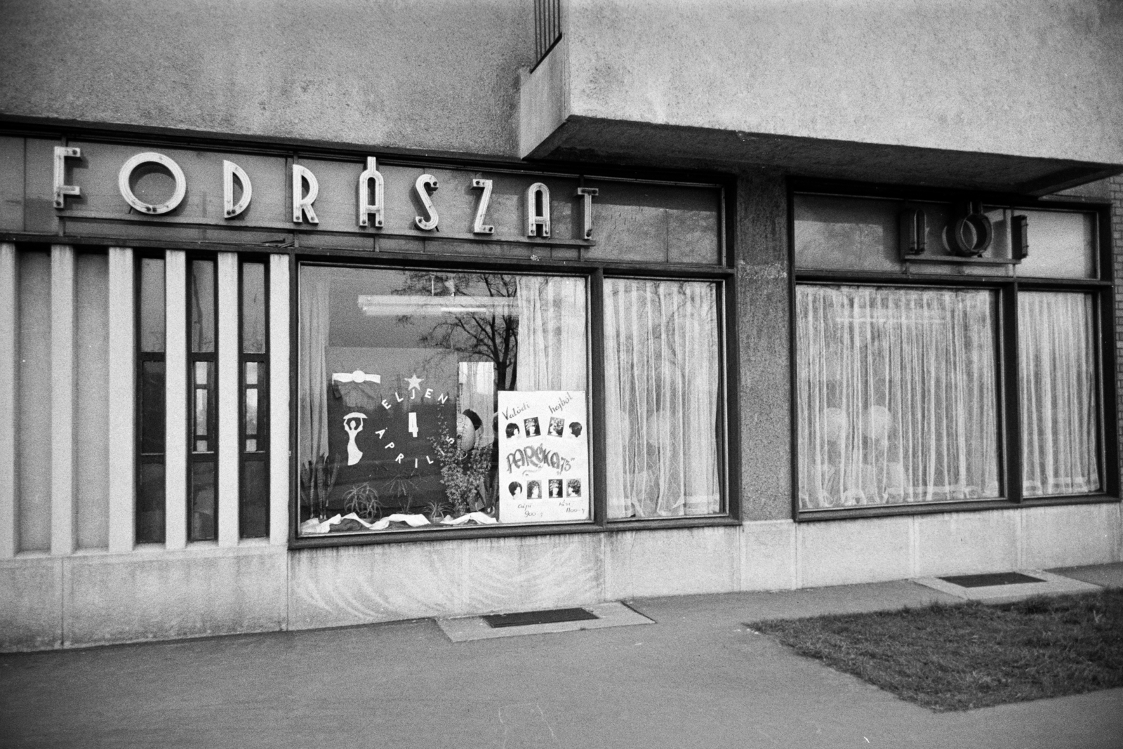 Hungary, Budapest XIV., Egressy út 113/e, Budapesti Állami Fodrászat, férfi - női fodrászat., 1973, Artfókusz, hairdresser, wig, store display, Budapest, Fortepan #278738