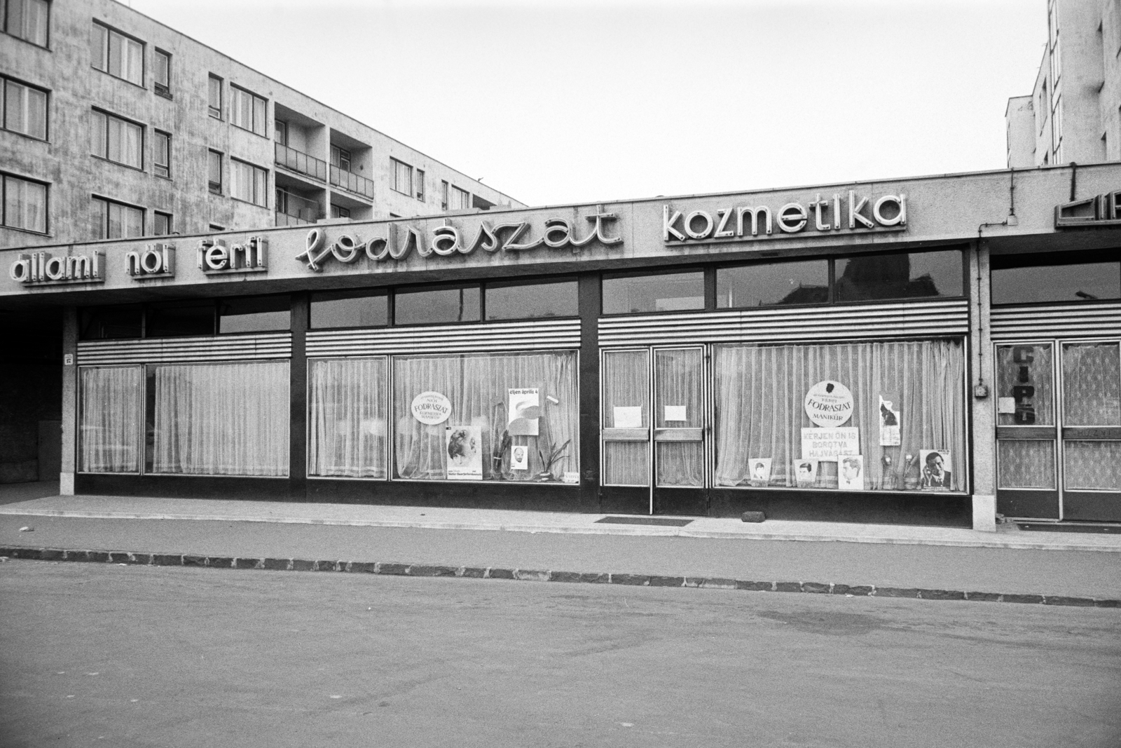 Hungary, Budapest XIV., Kassai tér, Budapesti Állami Fodrászat, férfi - női fodrászat és manikűr., 1973, Artfókusz, hairdresser, cosmetics, Budapest, Fortepan #278739