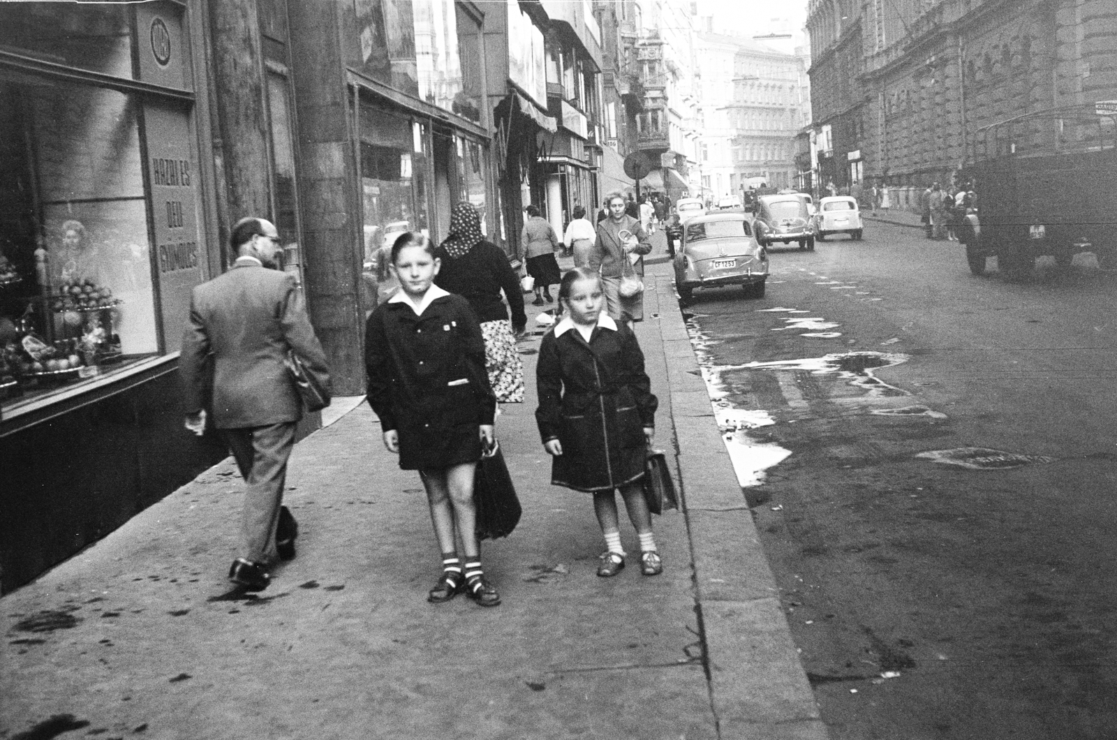 Hungary, Budapest V., Petőfi Sándor utca a Haris köz és a Párizsi utca közötti szakaszon. Szemben a távolban a Kristóf tér és a Bécsi utca sarkán álló ház láttható., 1962, Artfókusz, Budapest, Fortepan #278747