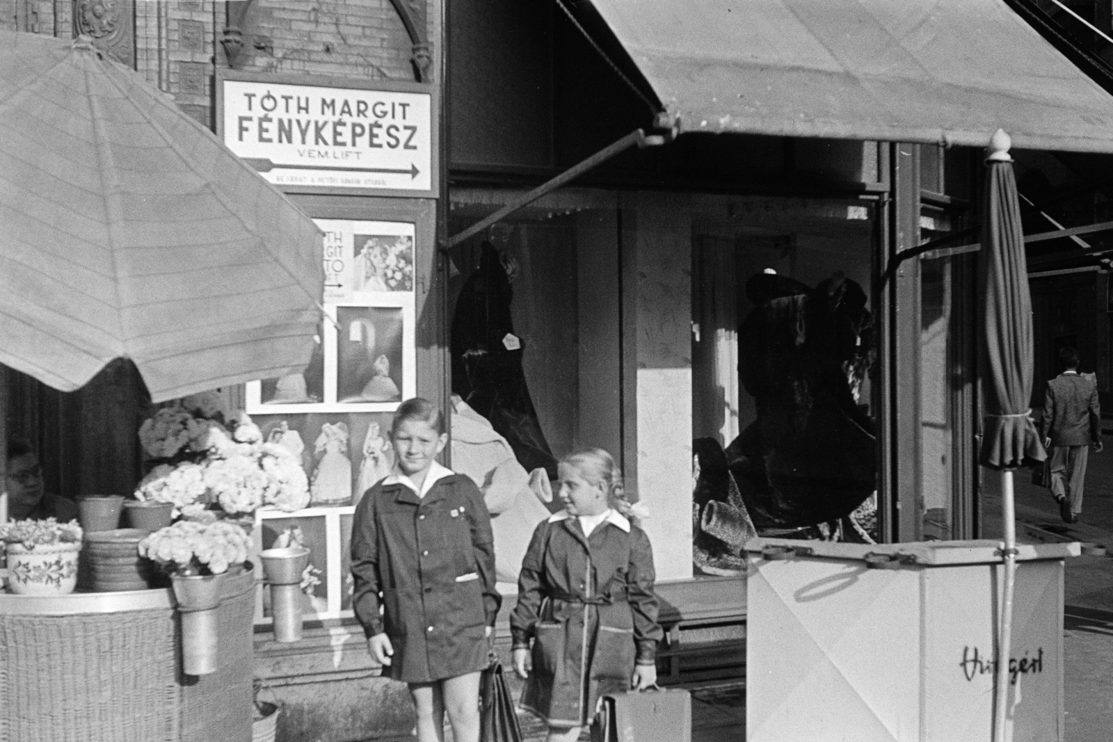 Magyarország, Budapest V., Ferenciek tere (Felszabadulás tér) - Petőfi Sándor utca sarok, a felvétel a Párizsi udvar épülete előtt készült., 1962, Artfókusz, Fábián József, Budapest, Fortepan #278748