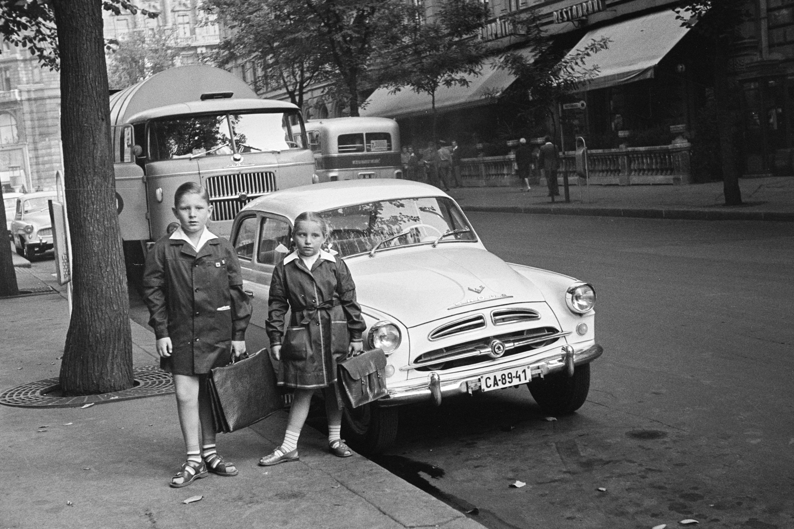 Hungary, Budapest V., Ferenciek tere (Károlyi Mihály utca), háttérben a kukásautó takarásában a Kossuth Lajos utca. Jobbra a túloldalon a Kárpátia étterem, előtte a söröző terasza., 1962, Artfókusz, Best of, school uniform, garbage truck, number plate, Skoda-brand, vehicle, Budapest, Fortepan #278751