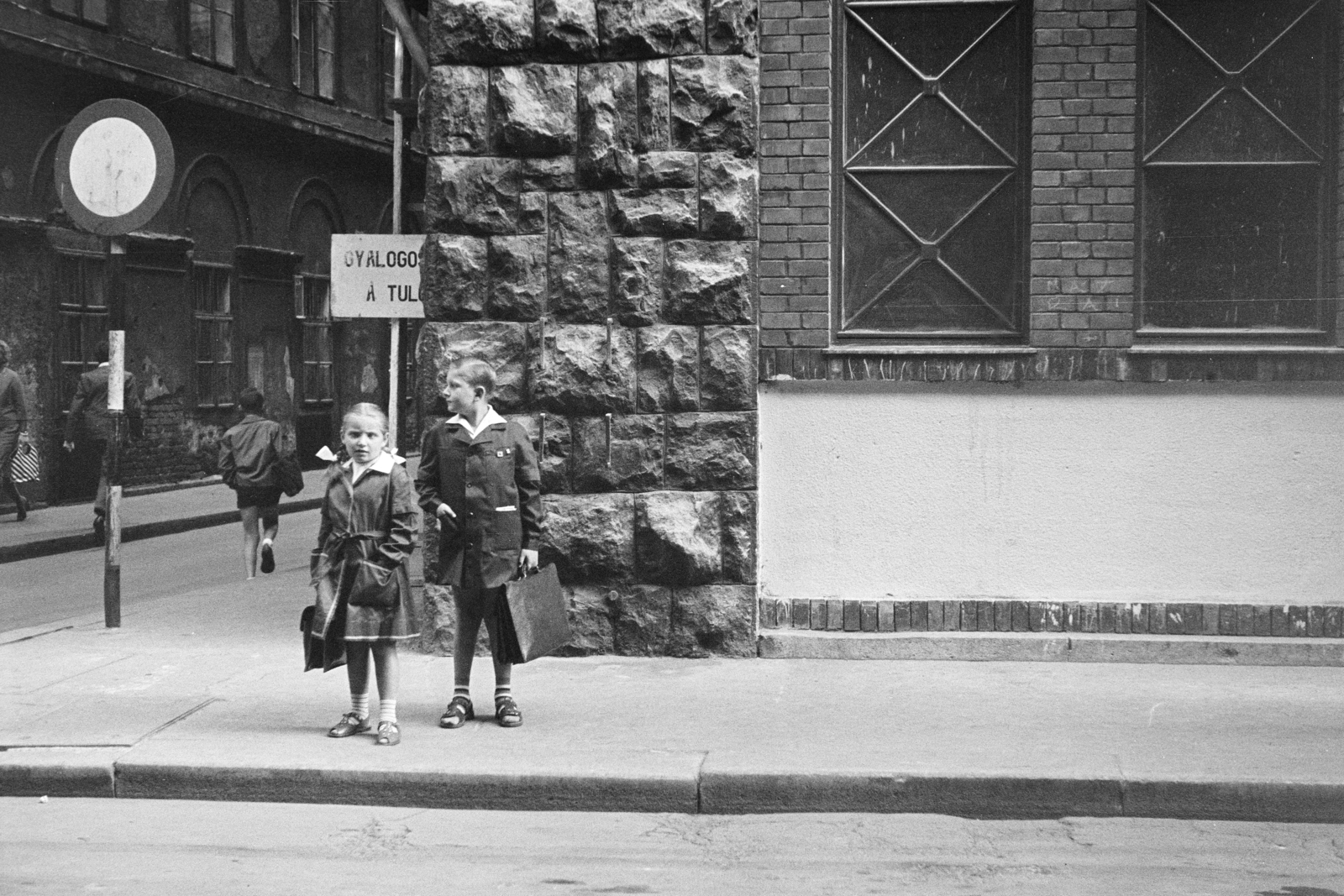 Magyarország, Budapest V., Papnövelde (Eötvös Loránd) utca, a felvétel Cukor utca sarkán, az Apáczai Csere János Gimnázium előtt előtt készült., 1962, Artfókusz, Fábián József, Budapest, Fortepan #278752