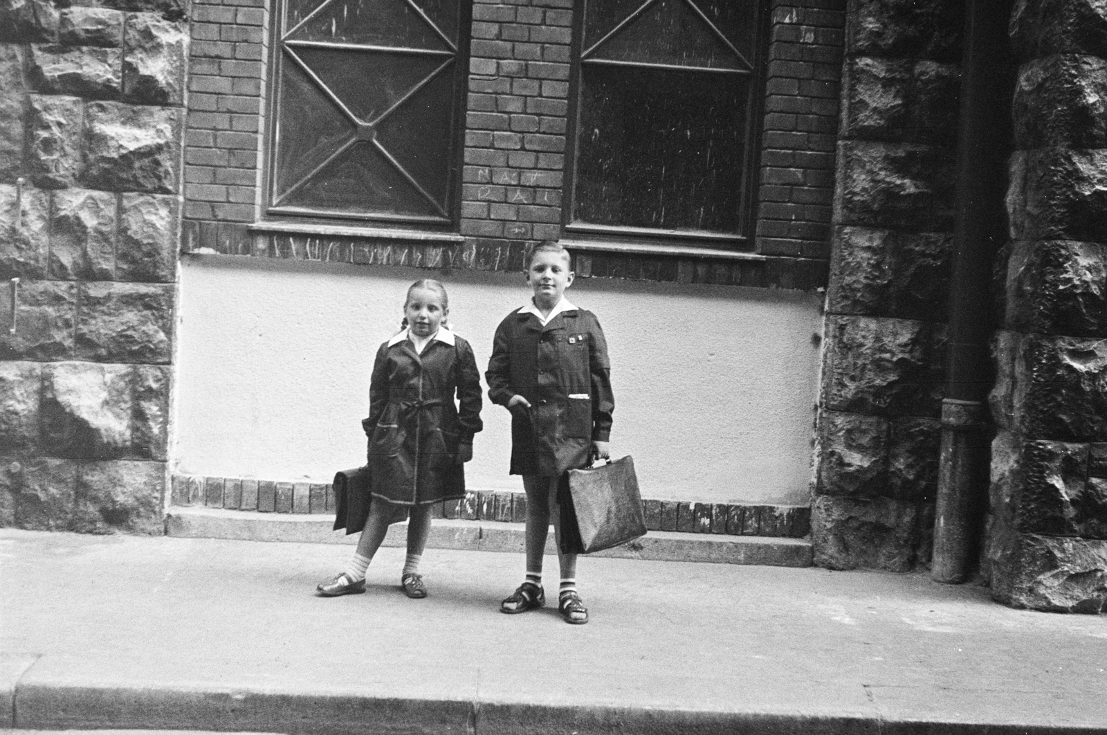 Hungary, Budapest V., Papnövelde (Eötvös Loránd) utca, a felvétel Cukor utca sarkán, az Apáczai Csere János Gimnázium előtt előtt készült., 1962, Artfókusz, socks and sandal, schoolbag, school uniform, Budapest, Fortepan #278753