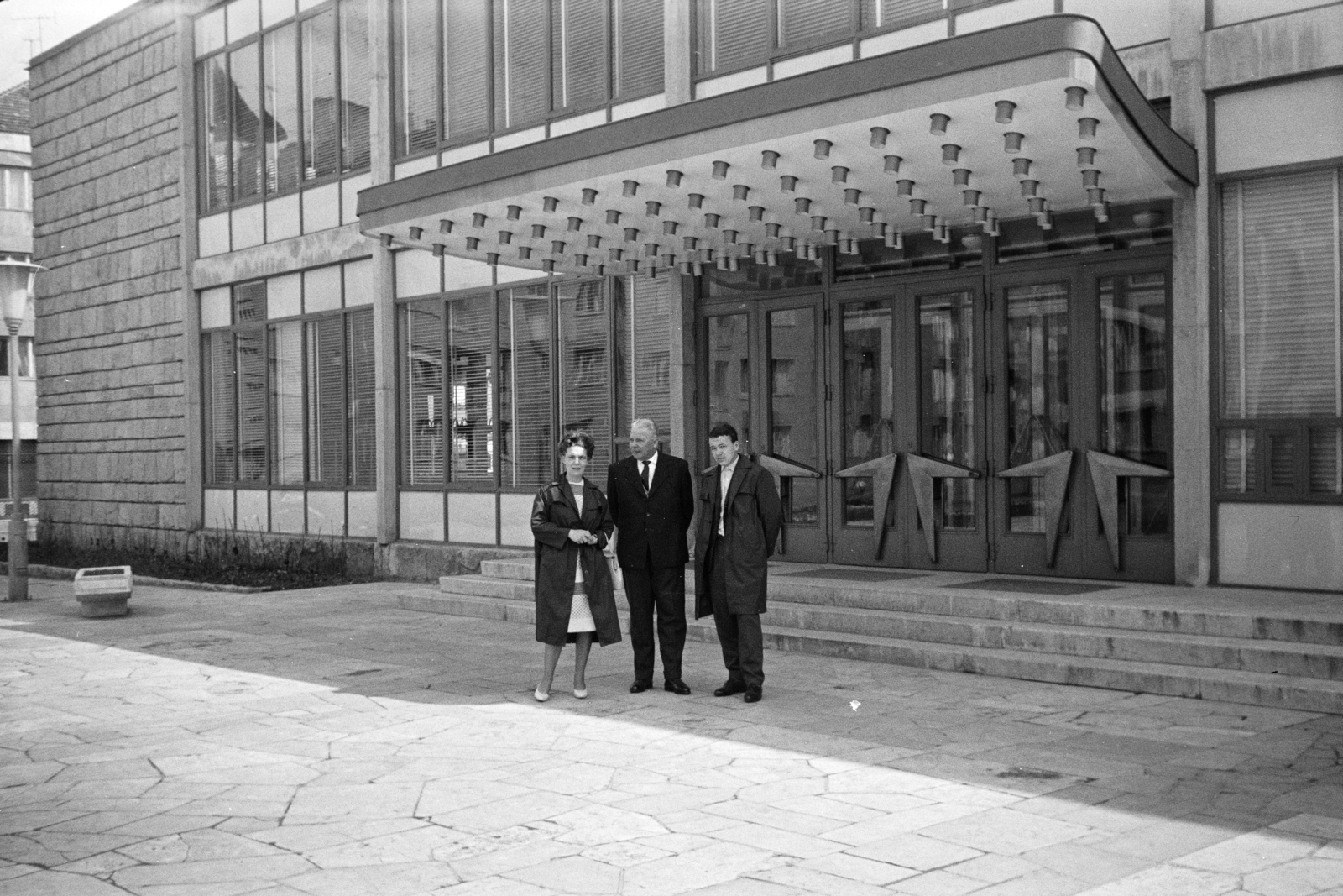 Hungary, Szombathely, Március 15. tér, a felvétel a Művelődési és Sportház bejárata előtt készült., 1962, Artfókusz, Fortepan #278757