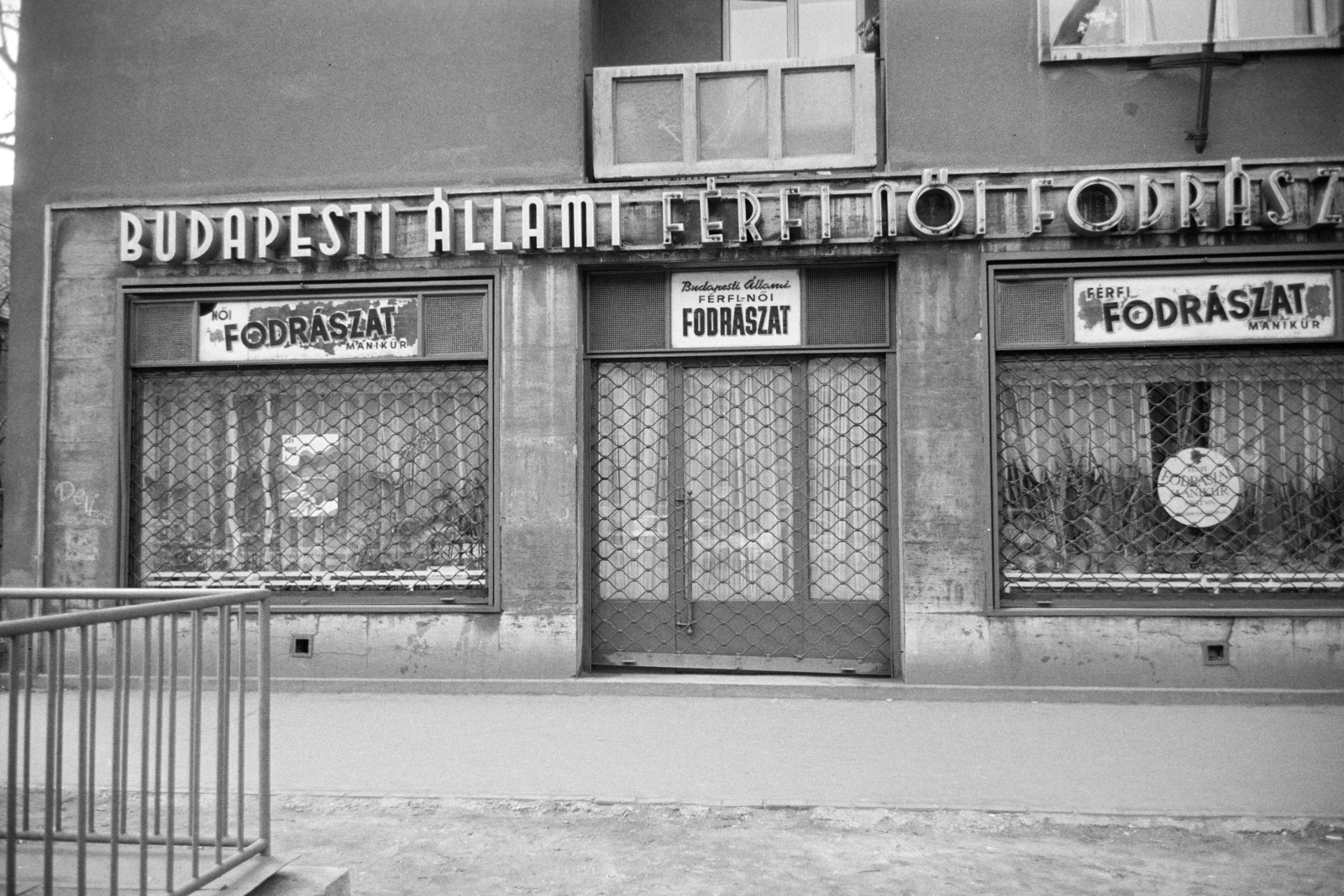Hungary, Budapest XI., Bocskai út 12., Budapesti Állami Fodrászat, férfi - női fodrászat és manikűr., 1973, Artfókusz, Budapest, Fortepan #278761
