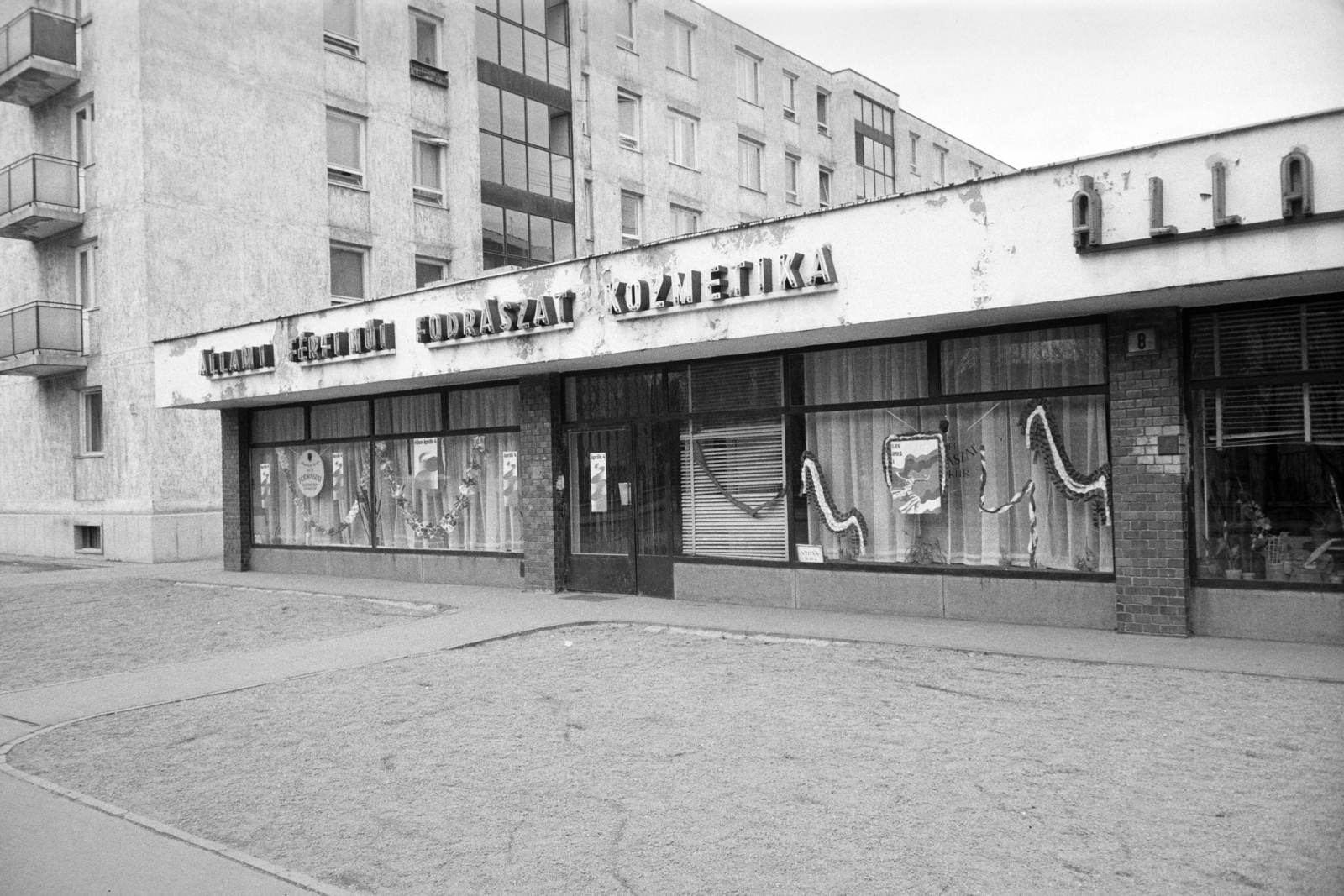 Hungary, Budapest IX., József Attila lakótelep, Lobogó utca 8., Budapesti Állami Fodrászat férfi és női fodrászat, kozmetika., 1973, Artfókusz, Budapest, Fortepan #278767