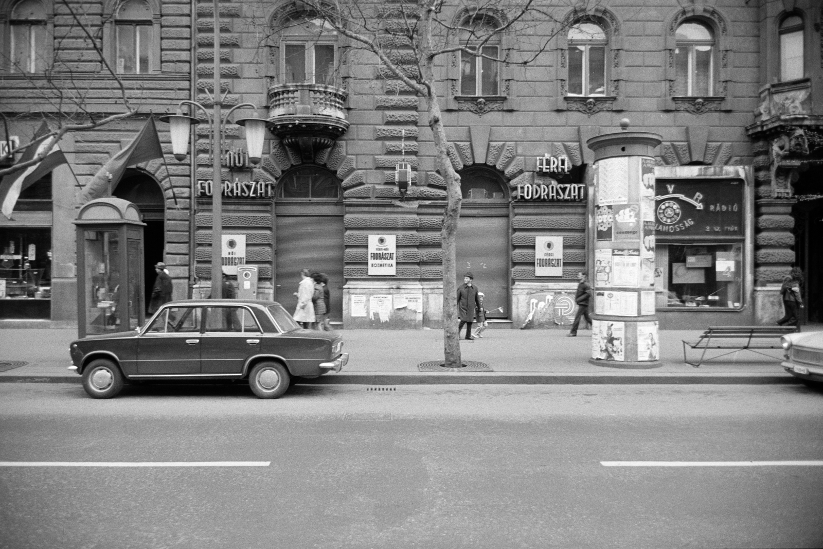 Hungary, Budapest VI., Teréz körút, szemben a 36. (Lenin körút 94.) számú házban a Budapesti Állami Fodrászat férfi - női fodrászata., 1973, Artfókusz, hairdresser, Budapest, Fortepan #278775