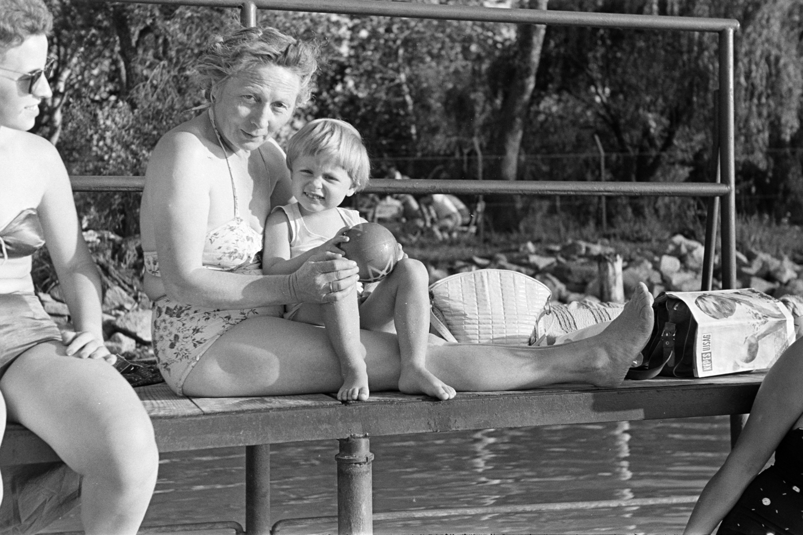 1958, Artfókusz, kid, pier, sitting on lap, ball, Fortepan #278786