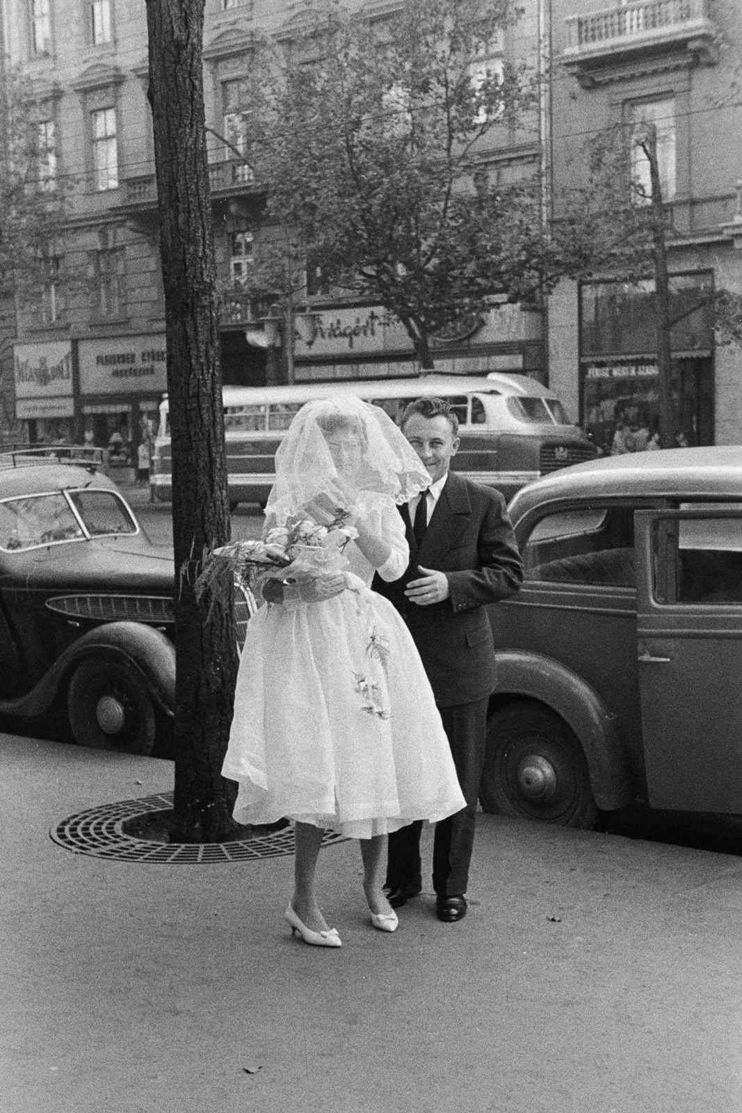 Magyarország, Budapest VI., Teréz körút 13. (Lenin körút 67.), a felvétel a Központi Házasságkötő terem előtt készült., 1960, Artfókusz, Fábián József, vőlegény, menyasszony, Budapest, Fortepan #278788