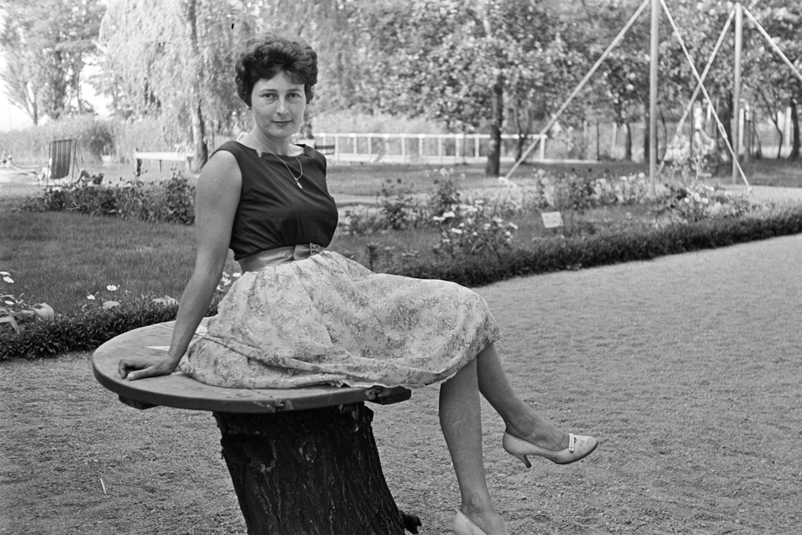Hungary, Balatonboglár, Szentmihályi út 15., a felvétel a Fővárosi 1. sz. Építőipari Vállalat Üdülőjében készült., 1960, Artfókusz, Best of, necklace, woman, garden, tree stump, belt, pumps, Fortepan #278790