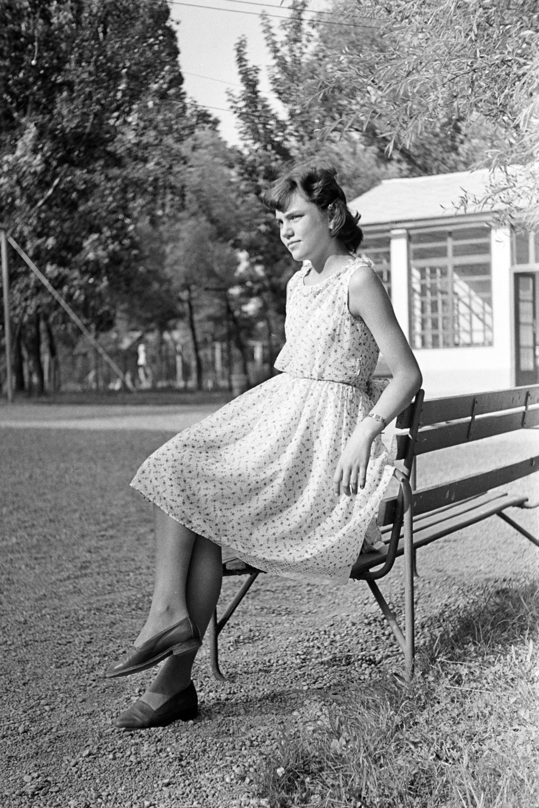 Magyarország, Balatonboglár, Szentmihályi út 15., a felvétel a Fővárosi 1. sz. Építőipari Vállalat Üdülőjében készült., 1960, Artfókusz, Fábián József, nyári ruha, lány, Fortepan #278791