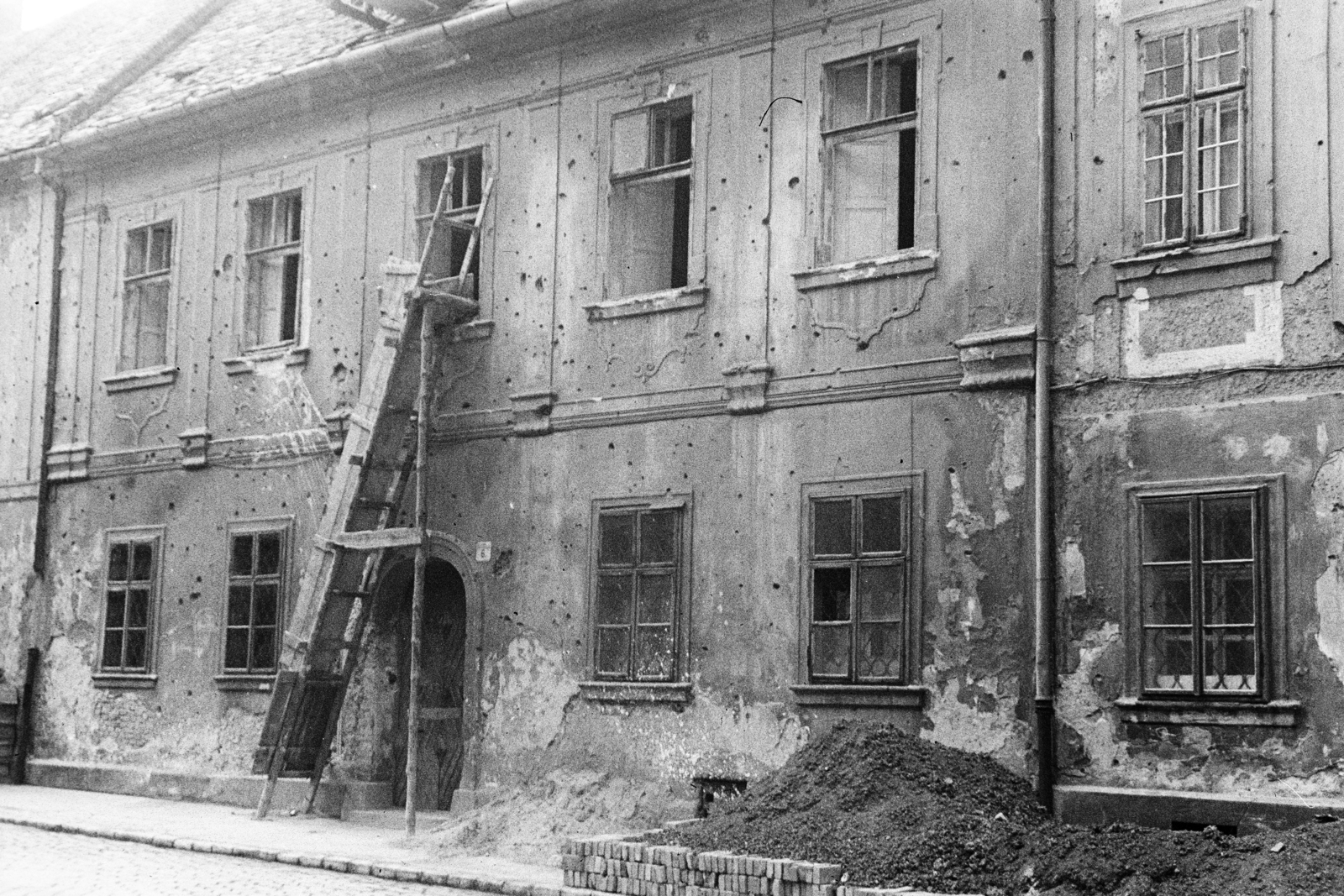 Hungary, Budapest I., Táncsics Mihály utca, szemben a felújítás alatt álló 6-os számú ház., 1958, Artfókusz, construction, bullet hole, window, Budapest, Fortepan #278792